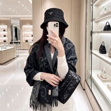 Gucci · 古奇经典羊绒披肩围巾❗来个硬货.麻溜的安排上.纯正出口❗原订单已经交货一批,其中一批刚过海关,直蹦英国 Gucci · 古奇经典羊绒披肩围巾❗来个硬货.麻溜的安排上.纯正出口❗原订单已经交货一批,其中一批刚过海关,直蹦英国