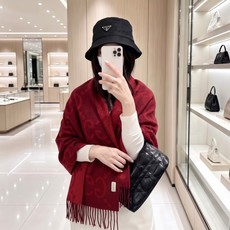 Gucci · 古奇经典羊绒披肩围巾❗来个硬货.麻溜的安排上.纯正出口❗原订单已经交货一批,其中一批刚过海关,直蹦英国 Gucci · 古奇经典羊绒披肩围巾❗来个硬货.麻溜的安排上.纯正出口❗原订单已经交货一批,其中一批刚过海关,直蹦英国