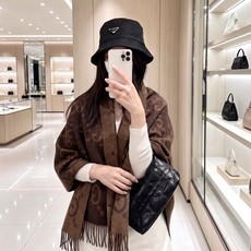 Gucci · 古奇经典羊绒披肩围巾❗来个硬货.麻溜的安排上.纯正出口❗原订单已经交货一批,其中一批刚过海关,直蹦英国 Gucci · 古奇经典羊绒披肩围巾❗来个硬货.麻溜的安排上.纯正出口❗原订单已经交货一批,其中一批刚过海关,直蹦英国