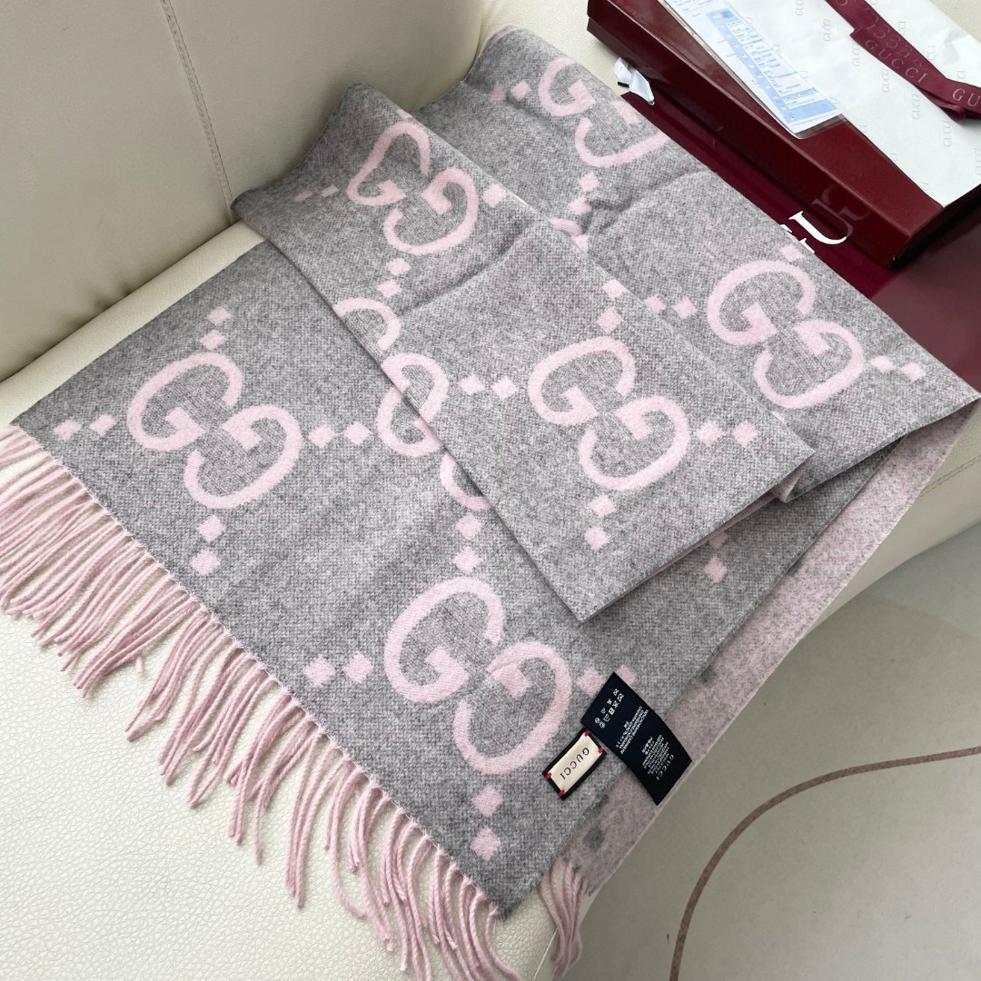 Gucci · 古奇经典羊绒披肩围巾❗来个硬货.麻溜的安排上.纯正出口❗原订单已经交货一批,其中一批刚过海关,直蹦英国 Gucci · 古奇经典羊绒披肩围巾❗来个硬货.麻溜的安排上.纯正出口❗原订单已经交货一批,其中一批刚过海关,直蹦英国