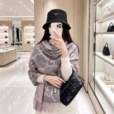Gucci · 古奇经典羊绒披肩围巾❗来个硬货.麻溜的安排上.纯正出口❗原订单已经交货一批,其中一批刚过海关,直蹦英国 Gucci · 古奇经典羊绒披肩围巾❗来个硬货.麻溜的安排上.纯正出口❗原订单已经交货一批,其中一批刚过海关,直蹦英国