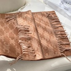 赛林 凯旋门散林老花羊绒围巾终于出货了……很多宝宝要的上身图来啦!羊绒的质地戴起来软乎乎超舒服!双面明暗对比色,围起来不 赛林 凯旋门散林老花羊绒围巾终于出货了……很多宝宝要的上身图来啦!羊绒的质地戴起来软乎乎超舒服!双面明暗对比色,围起来不