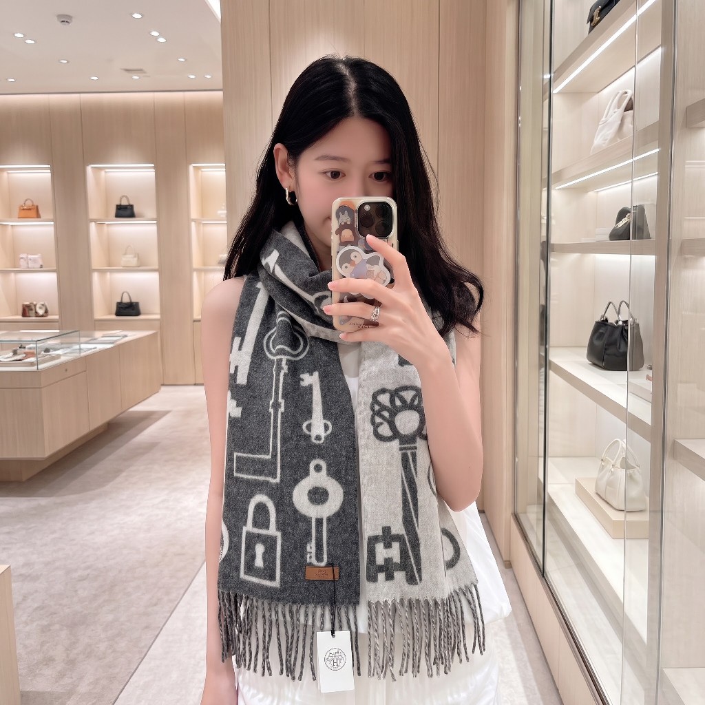 上新2026爱马仕双面男女刺绣款围巾且买且珍惜😍~都是出口订单所以比较难遇❤️东西讲究少而精😍好看的一定要收😎这款H家女