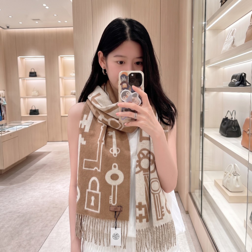 上新2026爱马仕双面男女刺绣款围巾且买且珍惜😍~都是出口订单所以比较难遇❤️东西讲究少而精😍好看的一定要收😎这款H家女