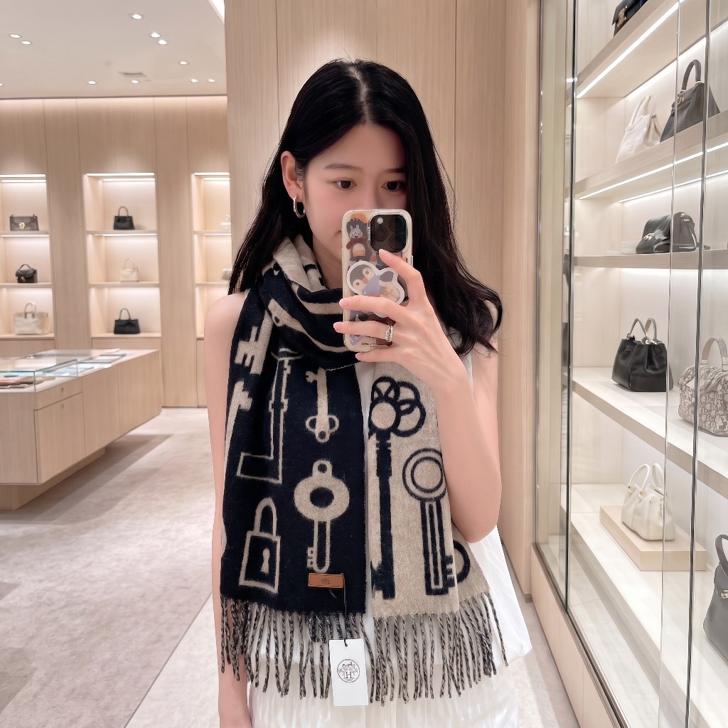 上新2026爱马仕双面男女刺绣款围巾且买且珍惜😍~都是出口订单所以比较难遇❤️东西讲究少而精😍好看的一定要收😎这款H家女