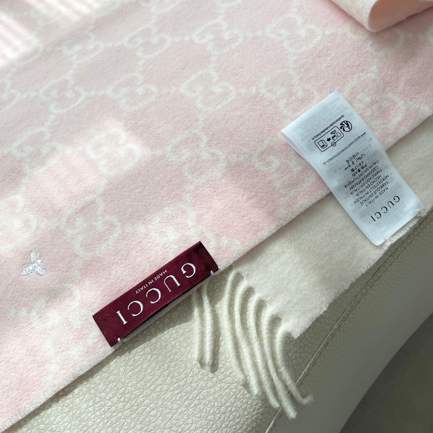 高版本品质,新款GUCCI(古奇)刺绣小蜜蜂logo完美渐变!代购级别!最新双面两用古驰围巾,永远加分的G秋冬单品!各种 高版本品质,新款GUCCI(古奇)刺绣小蜜蜂logo完美渐变!代购级别!最新双面两用古驰围巾,永远加分的G秋冬单品!各种