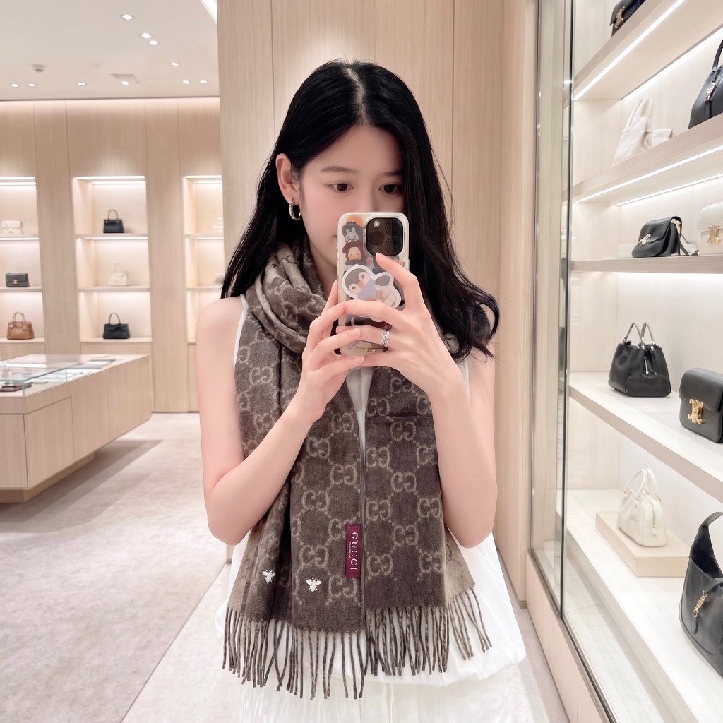 高版本品质，新款GUCCI（古奇）刺绣小蜜蜂logo完美渐变！代购级别！最新双面两用古驰围巾，永远加分的G秋冬单品！各种