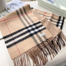 Burberry 匠心巨作🔥· 经典大格双面提花羊绒围巾👍完全等于2条围巾‼️品牌首席创意总监Riccardo Tisc Burberry 匠心巨作🔥· 经典大格双面提花羊绒围巾👍完全等于2条围巾‼️品牌首席创意总监Riccardo Tisc