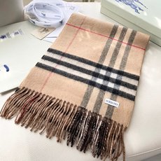 Burberry 匠心巨作🔥· 经典大格双面提花羊绒围巾👍完全等于2条围巾‼️品牌首席创意总监Riccardo Tisc Burberry 匠心巨作🔥· 经典大格双面提花羊绒围巾👍完全等于2条围巾‼️品牌首席创意总监Riccardo Tisc