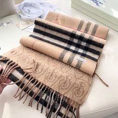 Burberry 匠心巨作🔥· 经典大格双面提花羊绒围巾👍完全等于2条围巾‼️品牌首席创意总监Riccardo Tisc Burberry 匠心巨作🔥· 经典大格双面提花羊绒围巾👍完全等于2条围巾‼️品牌首席创意总监Riccardo Tisc