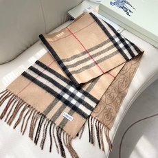 Burberry 匠心巨作🔥· 经典大格双面提花羊绒围巾👍完全等于2条围巾‼️品牌首席创意总监Riccardo Tisc Burberry 匠心巨作🔥· 经典大格双面提花羊绒围巾👍完全等于2条围巾‼️品牌首席创意总监Riccardo Tisc