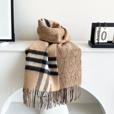 Burberry 匠心巨作🔥· 经典大格双面提花羊绒围巾👍完全等于2条围巾‼️品牌首席创意总监Riccardo Tisc Burberry 匠心巨作🔥· 经典大格双面提花羊绒围巾👍完全等于2条围巾‼️品牌首席创意总监Riccardo Tisc