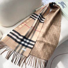 Burberry 匠心巨作🔥· 经典大格双面提花羊绒围巾👍完全等于2条围巾‼️品牌首席创意总监Riccardo Tisc Burberry 匠心巨作🔥· 经典大格双面提花羊绒围巾👍完全等于2条围巾‼️品牌首席创意总监Riccardo Tisc
