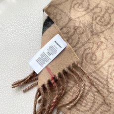 Burberry 匠心巨作🔥· 经典大格双面提花羊绒围巾👍完全等于2条围巾‼️品牌首席创意总监Riccardo Tisc Burberry 匠心巨作🔥· 经典大格双面提花羊绒围巾👍完全等于2条围巾‼️品牌首席创意总监Riccardo Tisc