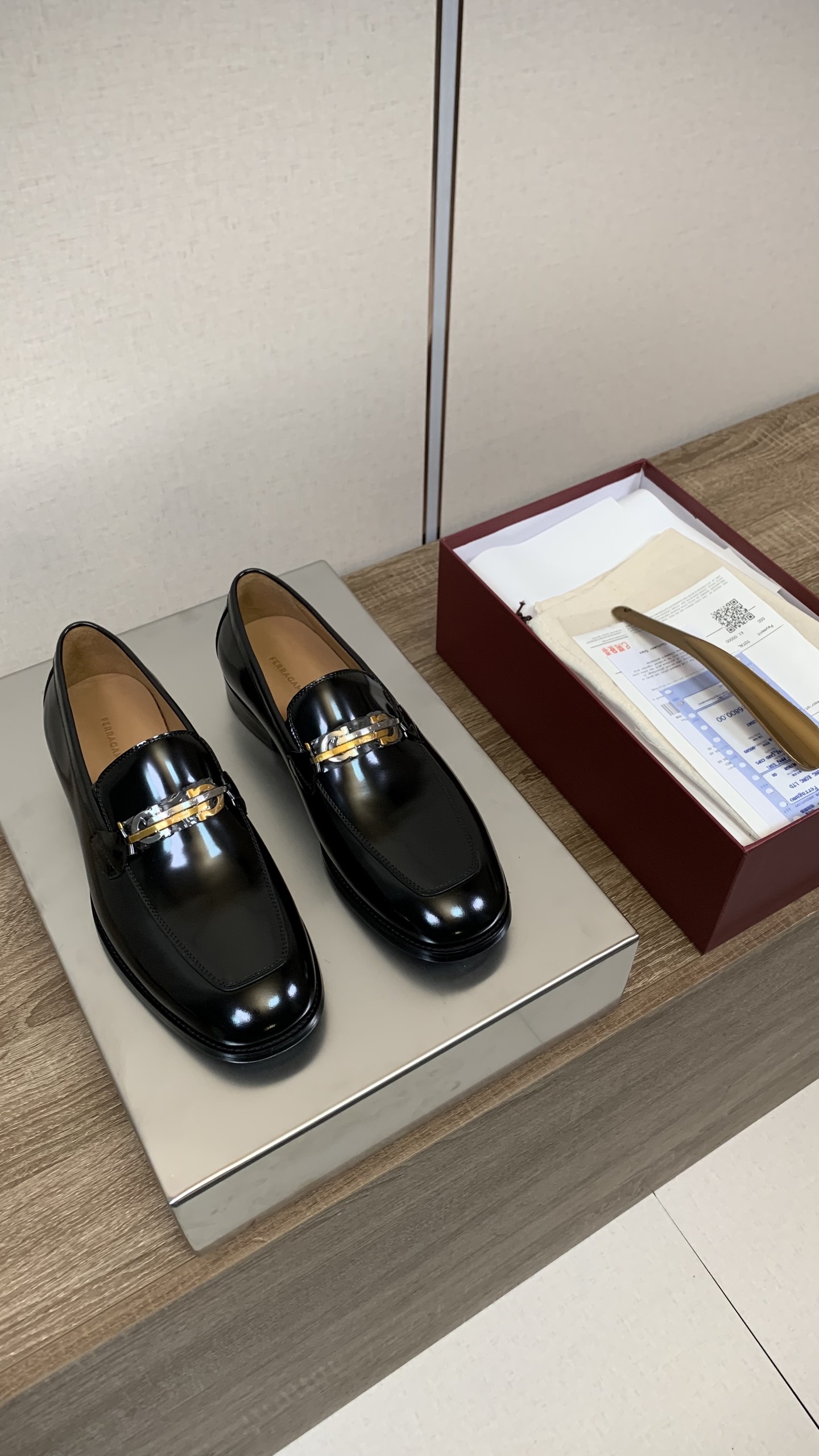 Élégantes chaussures Ferragamo pour hommes en cuir de veau de qualité supérieure