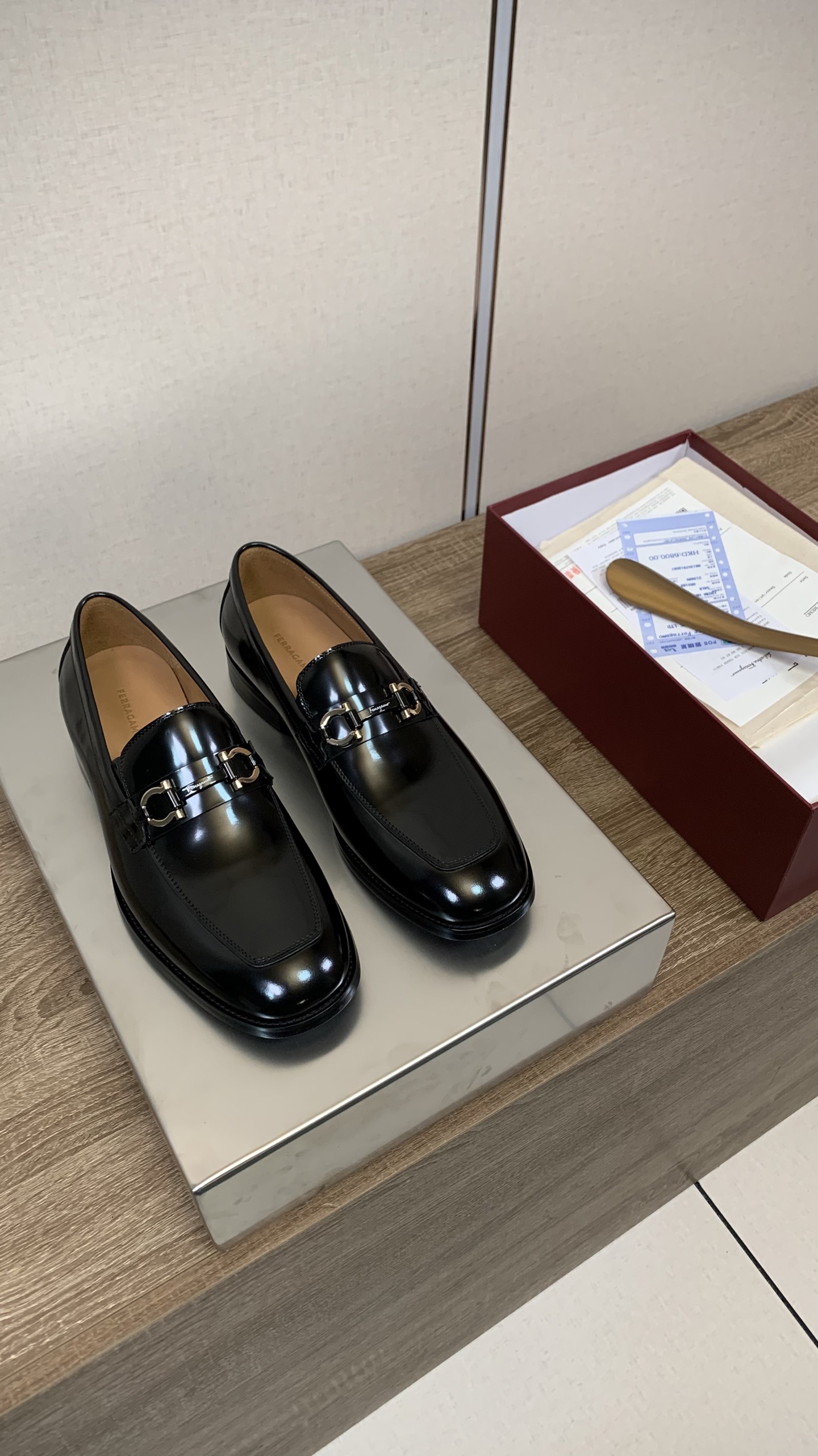 NO:350837,[Ferragam*] Ferragam men's business casual leather shoes imported calfskin/opening beads - comfortable cowhide inner lining - artificial color change of the outsole, genuine leather outsole heel implanted with rubber bottom, perfect injection molding (the outsole is artificial color change, some differences are within the error range) - ultra-high quality control, fine workmanship highlighted (high-end, noble, grade) -Size 39-44.38.45.46 Customized non-return, ferragamo, ferragamo, cowhide, Leather soles19860909批【 Ferragam*】菲拉格慕男士商务休闲皮鞋 进口小牛皮/开边珠 -内里舒适牛皮内里 -大底人工改色大底,真皮大底后跟植入橡胶底片,完美注塑（大底为人工改色,些许不同均在误差范围内） -超高品控·做工精细凸显(高端·贵气·档次) -Size 39-44.38.45.46定制不退换,,ferragamo,ferragamo,cowhide,Leather soles,Men's shoes