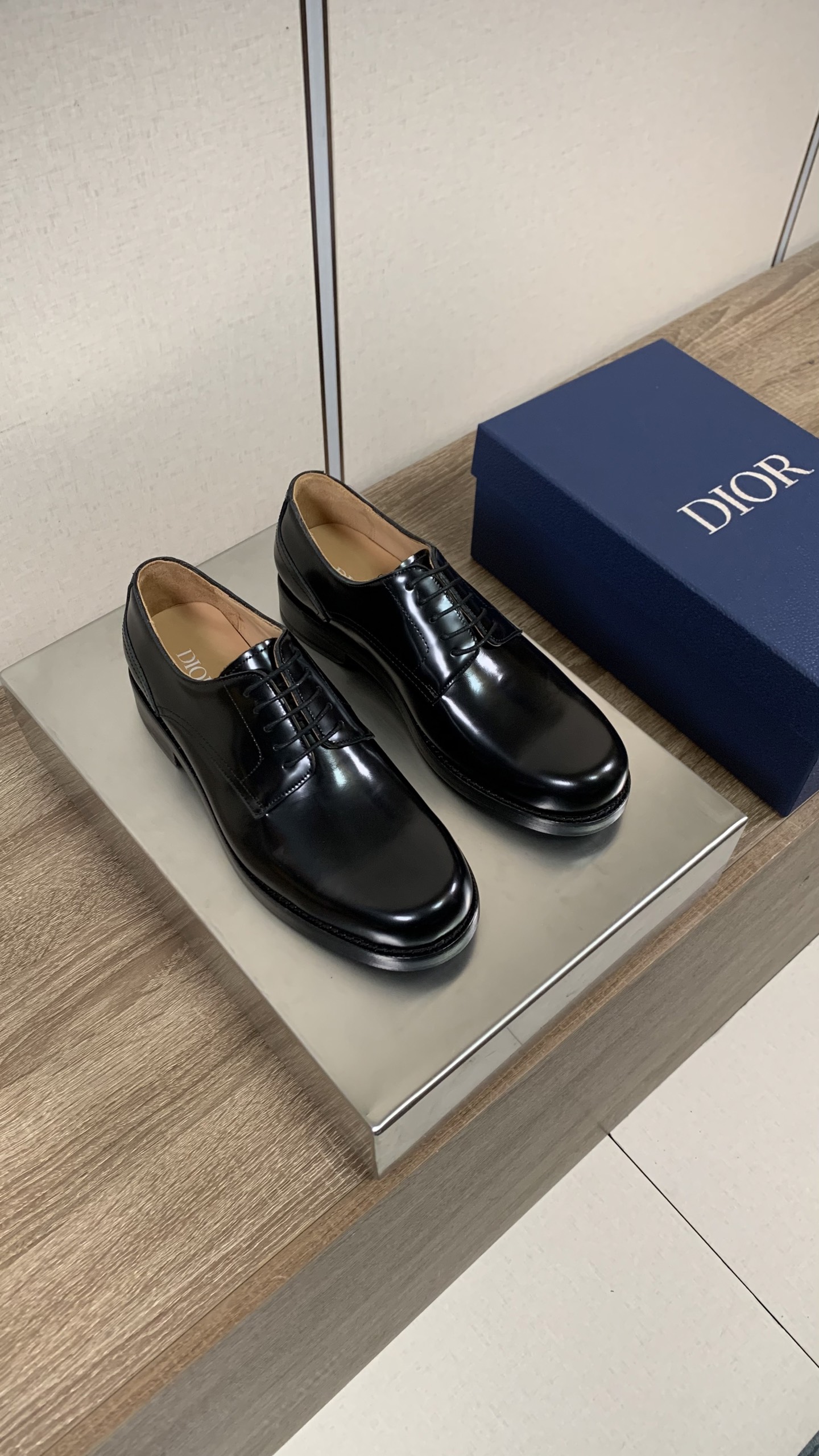 NO:782594,Dior/DIOR Carlo's new men's loafers, top quality, these Dior Carlo loafers reinterpret Dior's elegant classic logo. Carefully crafted from black polished cow leather, the leather is fine and translucent, tough and resistant to creases. The genuine leather sole is fitted with a rubber anti-slip panel at the heel, incorporating Breck inseam technology. The loafer style is paired with a horizontal band of the same material, a simple glossy square toe design, fashionable and durable, and suitable for various occasions!  Code number 39-44 38.45.46 Customized, non-returnable, dior, dior, loafers, cowhide19860909迪奥/DIOR Carlo 新款男士乐福鞋 顶级品质 这款 Dior Carlo 乐福鞋重新诠释 Dior 优雅的经典标识.采用黑色抛光牛皮革精心制作,皮质细腻光泽透亮,韧性好耐折痕.真皮鞋底后跟贴合橡胶防滑镶片,融入布雷克内缝工艺,乐福鞋款式,搭配同材质横饰带,简约光面大方头设计,款式时尚耐看,可出入各种场合！ 码数39-44 38.45.46定制不退换,,dior,dior,loafers,cowhide,Men's shoes