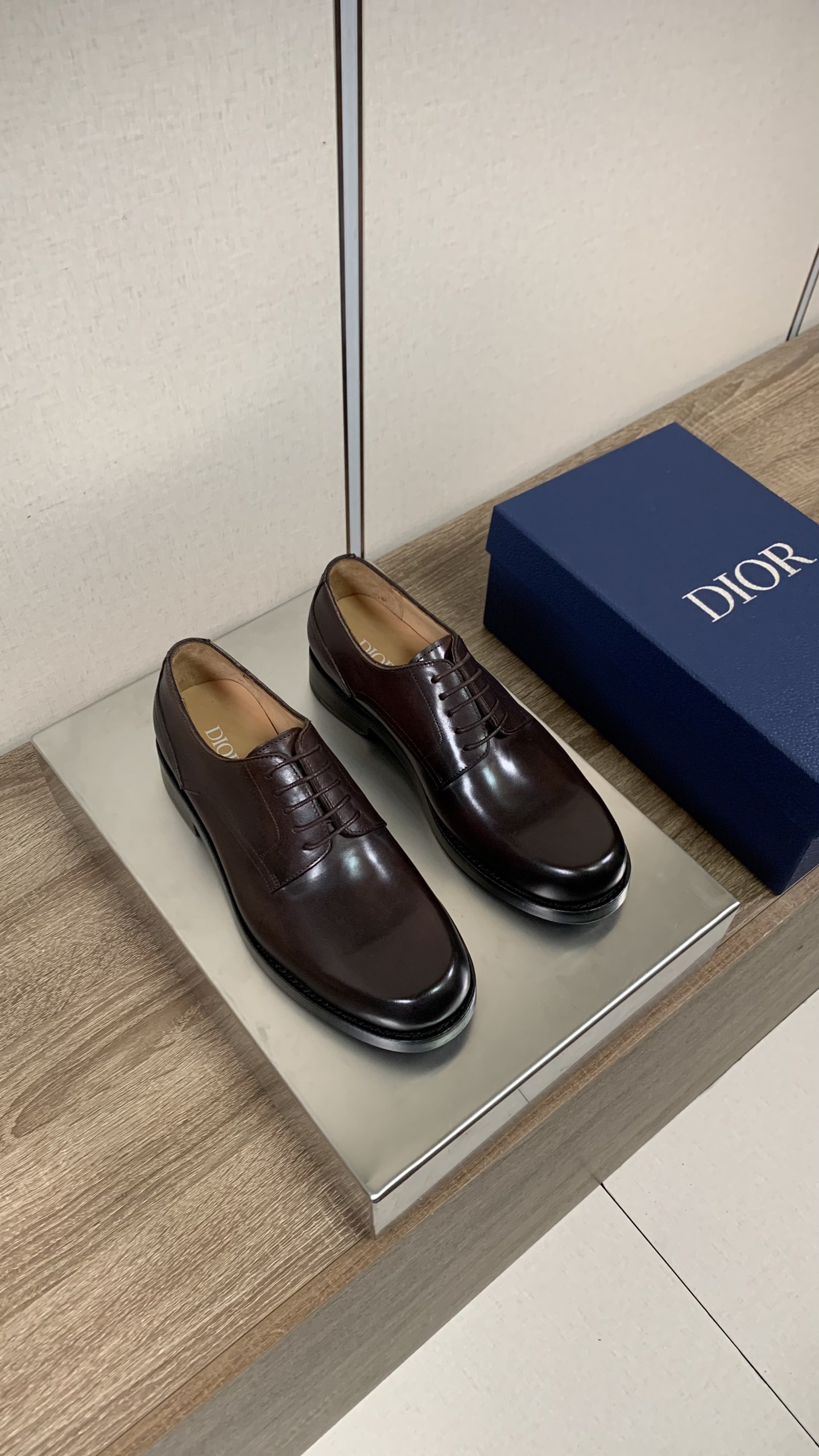 NO:782601,Dior/DIOR Carlo's new men's loafers, top quality, these Dior Carlo loafers reinterpret Dior's elegant classic logo. Artificially modified leather, the leather is fine and translucent, tough and resistant to creases. The genuine leather sole is fitted with a rubber anti-slip panel at the heel and incorporates Blake inseam technology. Loafer style, with horizontal straps of the same material, simple glossy square toe design, fashionable and durable, suitable for various occasions!  Code number 39-44 38.45.46 Customized, non-returnable, dior, dior, loafers19860909迪奥/DIOR Carlo 新款男士乐福鞋 顶级品质 这款 Dior Carlo 乐福鞋重新诠释 Dior 优雅的经典标识.人工改色皮革,皮质细腻光泽透亮,韧性好耐折痕.真皮鞋底后跟贴合橡胶防滑镶片,融入布雷克内缝工艺,乐福鞋款式,搭配同材质横饰带,简约光面大方头设计,款式时尚耐看,可出入各种场合！ 码数39-44 38.45.46定制不退换,,dior,dior,loafers,Men's shoes