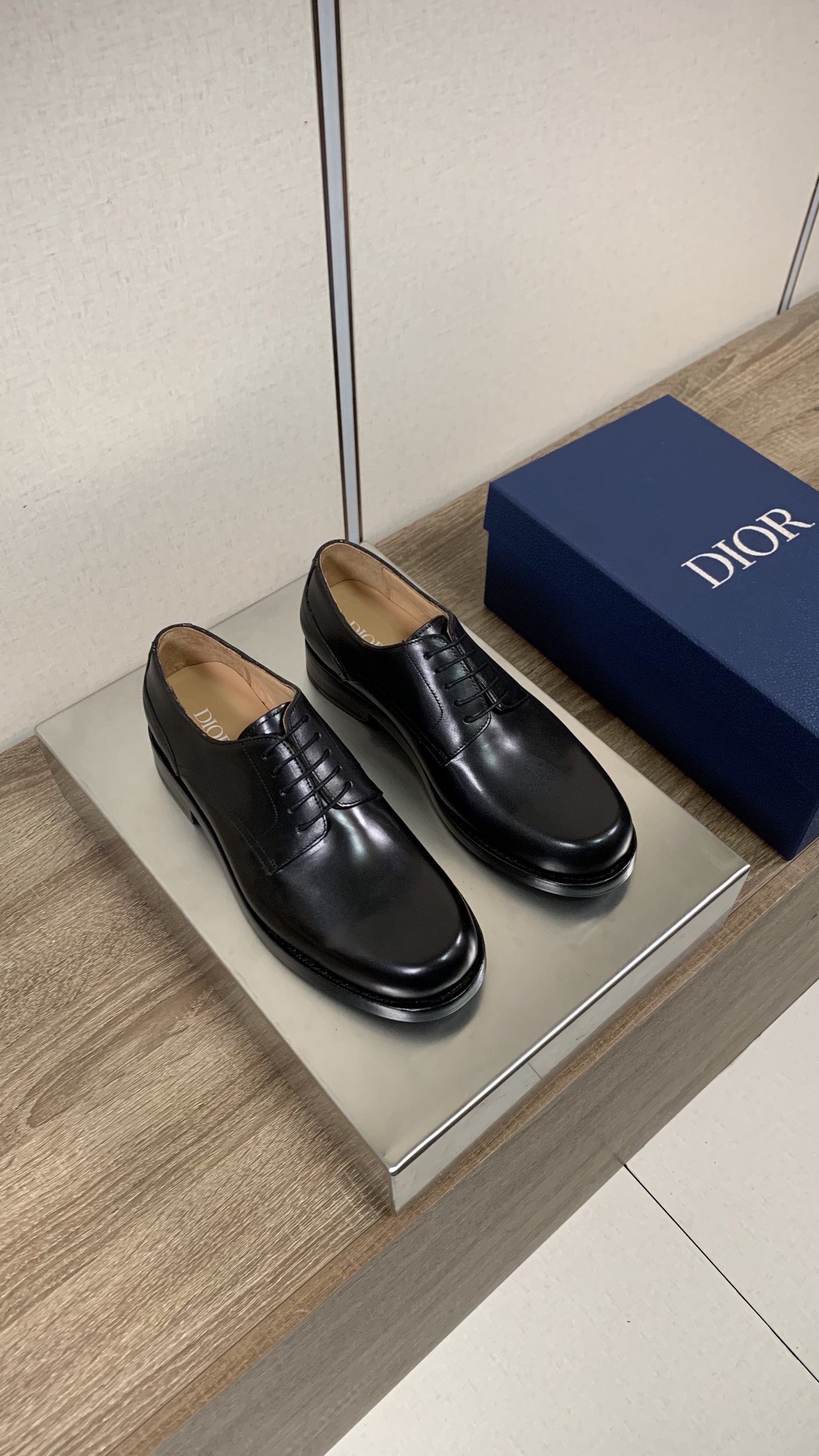 NO:782609,Dior/DIOR Carlo's new men's loafers, top quality, these Dior Carlo loafers reinterpret Dior's elegant classic logo. Carefully crafted from black polished cow leather, the leather is fine and translucent, tough and resistant to creases. The genuine leather sole is fitted with a rubber anti-slip panel at the heel, incorporating Breck inseam technology. The loafer style is paired with a horizontal band of the same material, a simple glossy square toe design, fashionable and durable, and suitable for various occasions!  Code number 39-44 38.45.46 Customized, non-returnable, dior, dior, loafers, cowhide19860909迪奥/DIOR Carlo 新款男士乐福鞋 顶级品质 这款 Dior Carlo 乐福鞋重新诠释 Dior 优雅的经典标识.采用黑色抛光牛皮革精心制作,皮质细腻光泽透亮,韧性好耐折痕.真皮鞋底后跟贴合橡胶防滑镶片,融入布雷克内缝工艺,乐福鞋款式,搭配同材质横饰带,简约光面大方头设计,款式时尚耐看,可出入各种场合！ 码数39-44 38.45.46定制不退换,,dior,dior,loafers,cowhide,Men's shoes
