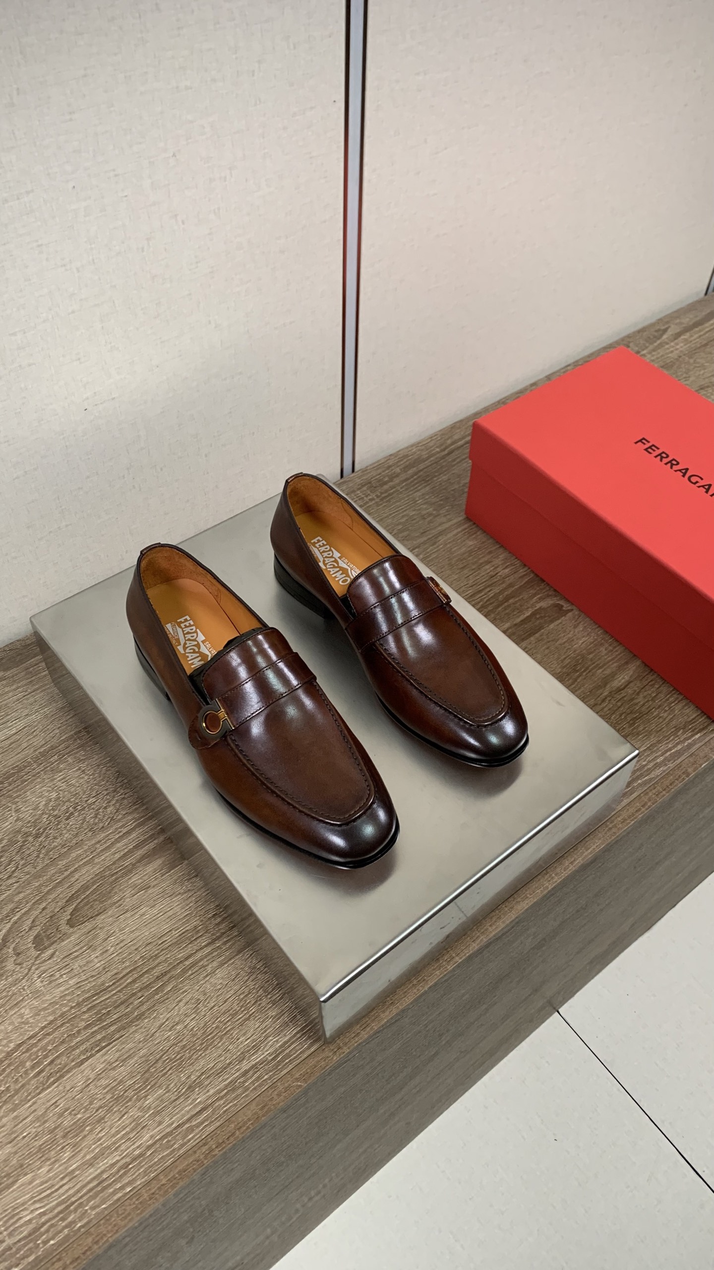 NO:830248,[Ferragam*] Ferragamo men's official website business casual leather shoes - Top quality - Comfortable cowhide lining - Outsole with genuine leather and rubber backing embedded in the heel - Ultra-high quality control, fine workmanship and highlights (high-end, luxury, grade) -Size 39-44.38.45.46 Customized, non-refundable,,ferragamo,ferragamo,cowhide,Leather soles19860909【 Ferragam*】菲拉格慕男士官网商务休闲皮鞋 -顶级品质 -内里舒适牛皮内里 -大底真皮大底后跟植入橡胶底片 -超高品控·做工精细凸显(高端·贵气·档次) -Size 39-44.38.45.46定制不退换,,ferragamo,ferragamo,cowhide,Leather soles,Men's shoes