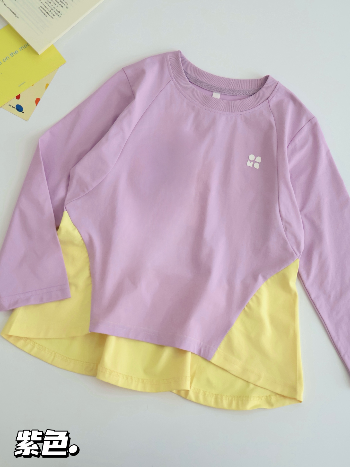 Serie para niñas: Top 79@, pantalones acampanados 26405 79.9@, vestido de media cremallera 26109 89.9@ una pieza 120-17…