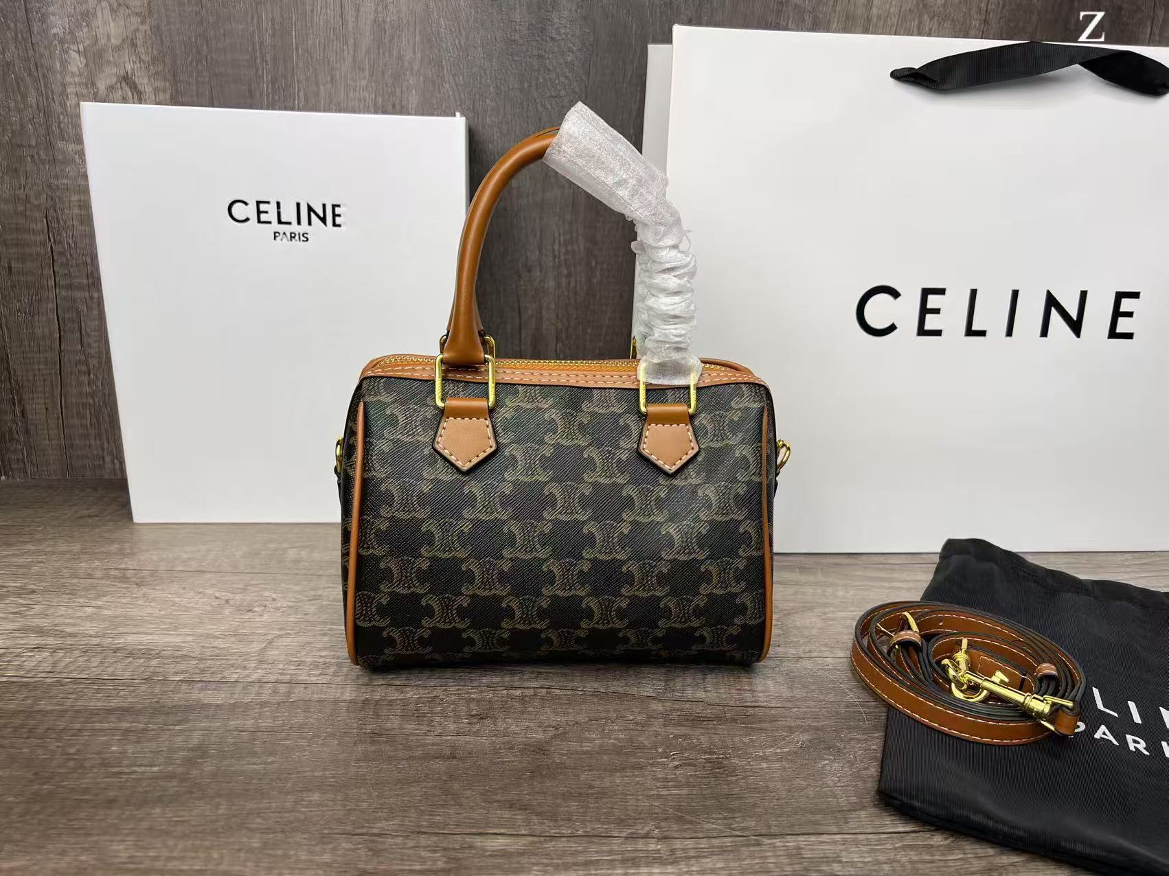 💰360 Celine赛琳波士顿包包
⚠️配盒
⚠️尺寸19*15cm
经典波士顿包型,不易变形,牛皮老花,复古时髦,百搭!窄肩带,实用好搭!
手提优雅,上身率高,经常见Lisa带着它打卡拍照,超适合出片