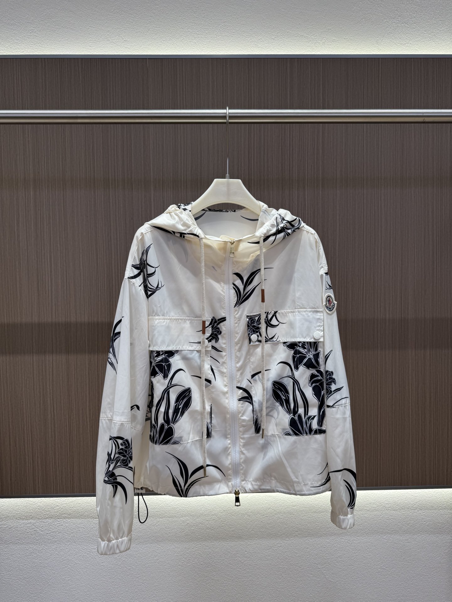 NO:328622,2702025SS summer mask floral printed sun protection suit, light style sun protection jacket, super silky and delicate material, light beige plus floral series printed patterns, neckline hem drawstring design can be adjusted at will, front has large capacity pocket design, large storage space, loose style strong inclusive, suitable for all body shapes, very fashionable and daily and casual matching, light and comfortable summer must-have fashion items, monochrome, SML, Moncler, jackets & coats, alexander wang198609092702025SS夏蒙口花卉印花防晒服 轻薄款防晒外套 材质超丝滑细腻 浅米色加上花卉系列的印花图案 领口下摆抽绳设计可随意调节大小 前有大容量口袋设计收纳空间大 宽松版型包容性强 适合各种身材 款式非常时尚日常随性搭配都可以 轻薄舒适夏日必备时尚单品 单色 码数SML,,Moncler,jackets & coats,alexander wang,Women's clothing