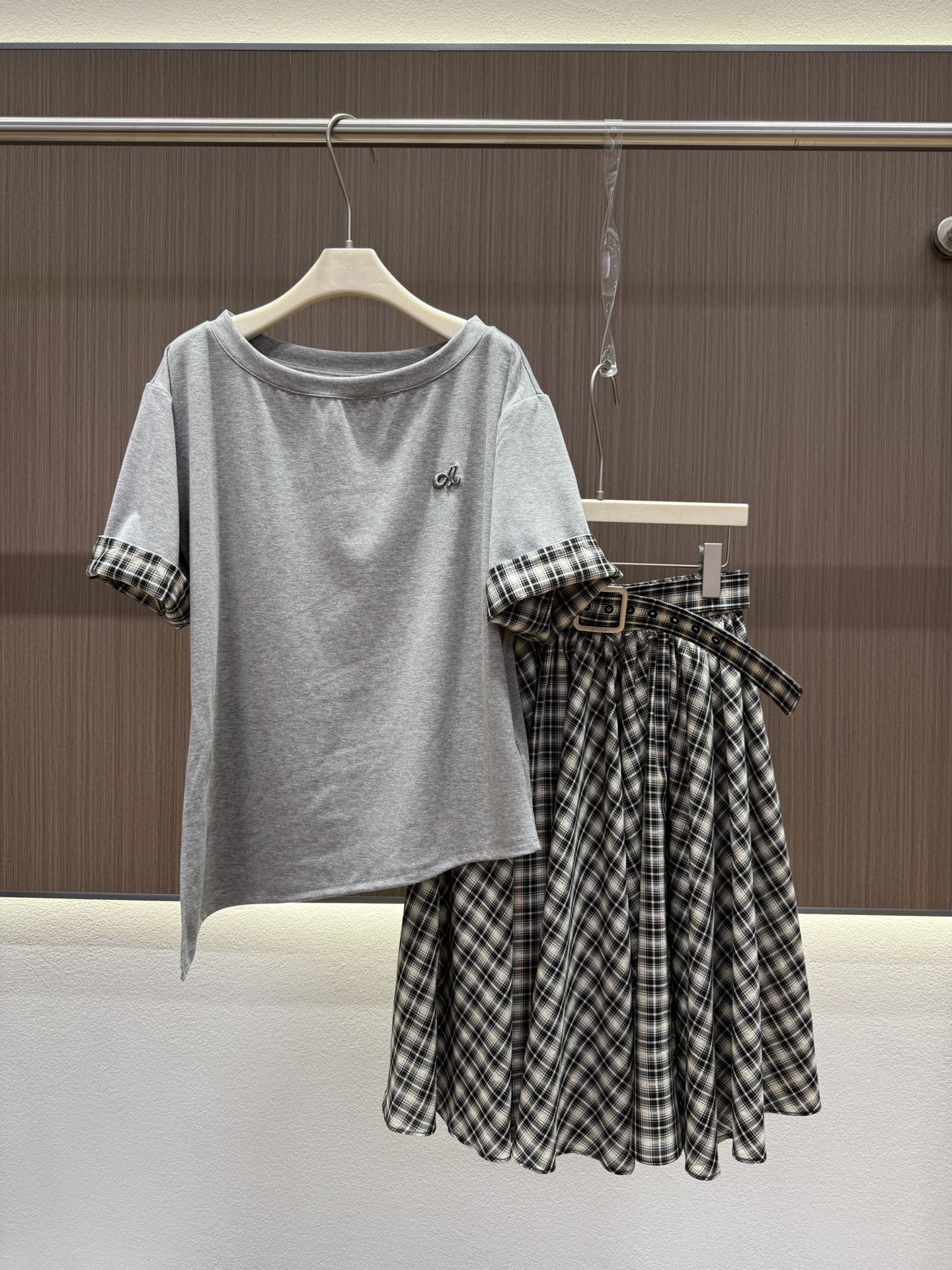 NO:328618,2025SS summer style series matching plaid suit Grey series meets plaid high-end sparks The academic atmosphere brought by retro plaids age-reducing and classic Pure cotton irregular design tops Can be cut off with oblique shoulders or one-shoulder hem diagonal edges, styling or lazy and casual skirts can be matched with custom belts of the same color, Tennis acetate fabric, large amount of natural pleated skirt, casual upper body super high-end matching, separate outfits are very practical fashion items, monochrome SML, skirts, alexander wang198609092025SS 夏款 系列配套格纹套装格雷系遇上格纹 擦出的高端局火花 复古格纹带来的学院气息 减龄且经典 纯棉不规则设计上衣 可斜肩或者一字肩穿着下摆斜边裁剪 做造型或慵懒随性皆可 半裙搭配同色定制腰带 醋酸天丝面料 大用量自然褶半裙 上身随性超高级 配套 分开穿搭都是非常实用的时尚单品 单色 码数SML,,skirts,alexander wang,Women's clothing