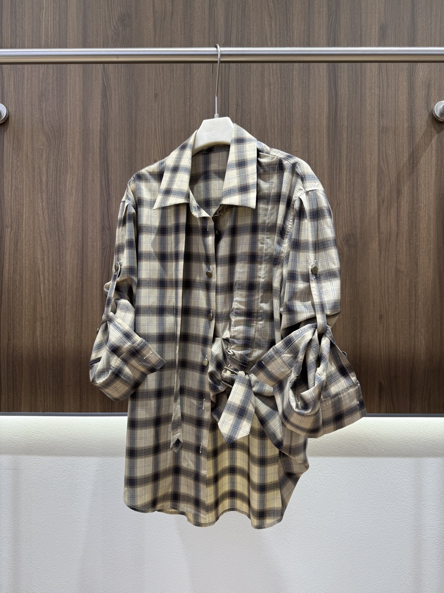 NO:954764,Autumn 2026 re'van Irregular Plaid Irregular Plaid Shirt｜Niche design sense Timeless retro plaid Say goodbye to the monotony of basic styles Side pleats and adjustable buckles cleverly modify the body shape Dropped shoulders and loose version Hidden flesh is a must198609092026秋 re'van不规则格纹 不规则格纹衬衫｜小众设计感 永不过时的复古格纹 告别基础款单调 侧边褶皱调节扣带 巧妙修饰身形 落肩宽松版型 藏肉一绝 袖子可挽起 多种穿法自由切换 通勤、出游、日常休闲轻松驾驭 氛围感穿搭刚需单品 单色SML,,shirts,,Women's clothing