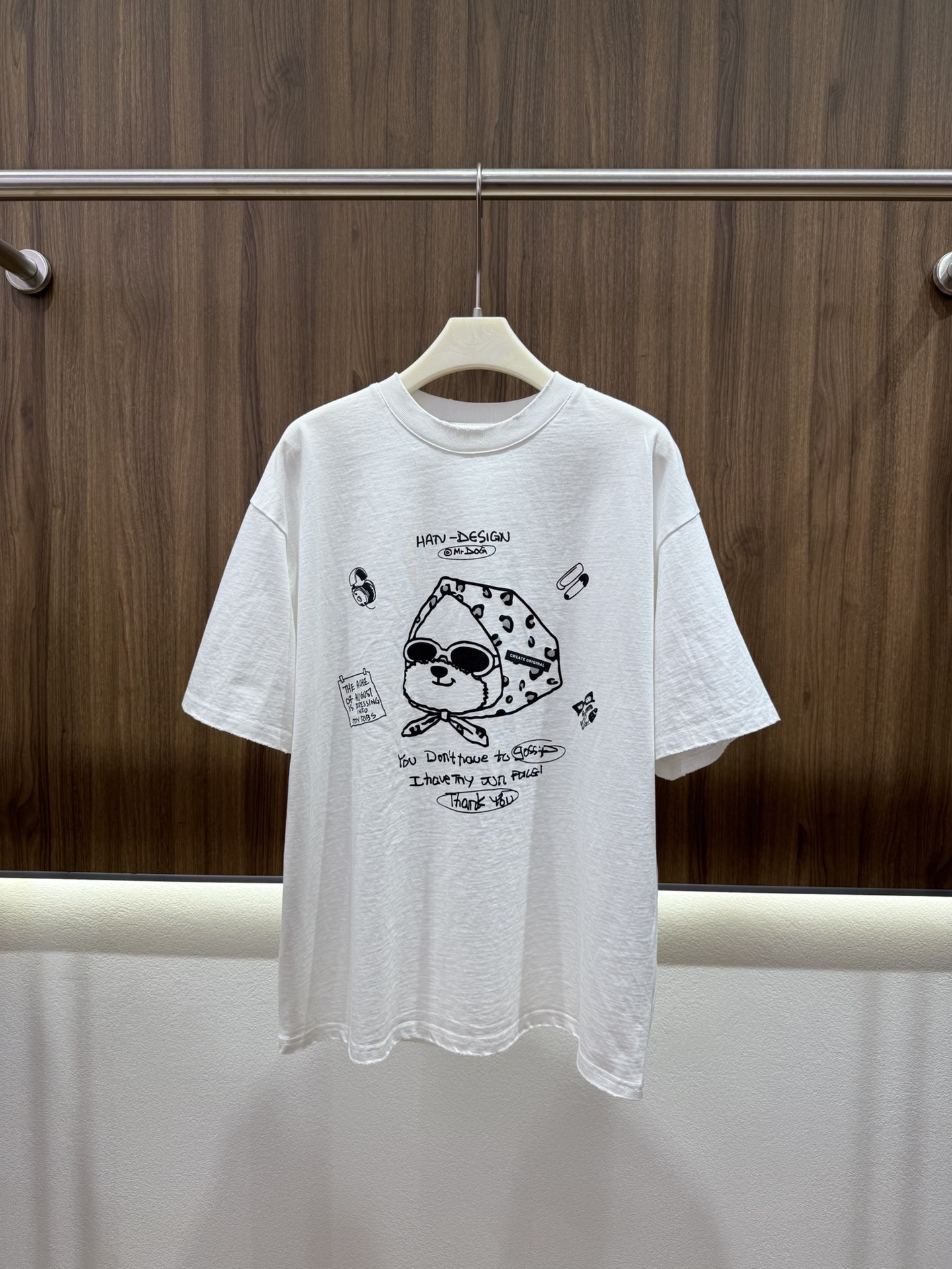 NO:799687,2026 Summer Washed Retro Bandana Puppy T. Cartoon puppy graffiti letter print on the front is lively and vivid. Pure cotton fabric. Soft and comfortable. Uses washed distressing technology. The hem has torn raw edge design on the sleeves. The details add a sense of atmosphere. It is full of casual and casual feeling. A must-have personalized item for daily outings. Two colors are launched in SML,,198609092026夏季洗水复古头巾小狗T 正面卡通小狗涂鸦字母印花活泼生动 纯棉面料 柔软舒适 采用洗水做旧工艺 衣摆 袖边破毛边设计 细节上增添氛围感 休闲随意感十足 日常出街的必备个性单品 两色推出SML,,,Women's clothing