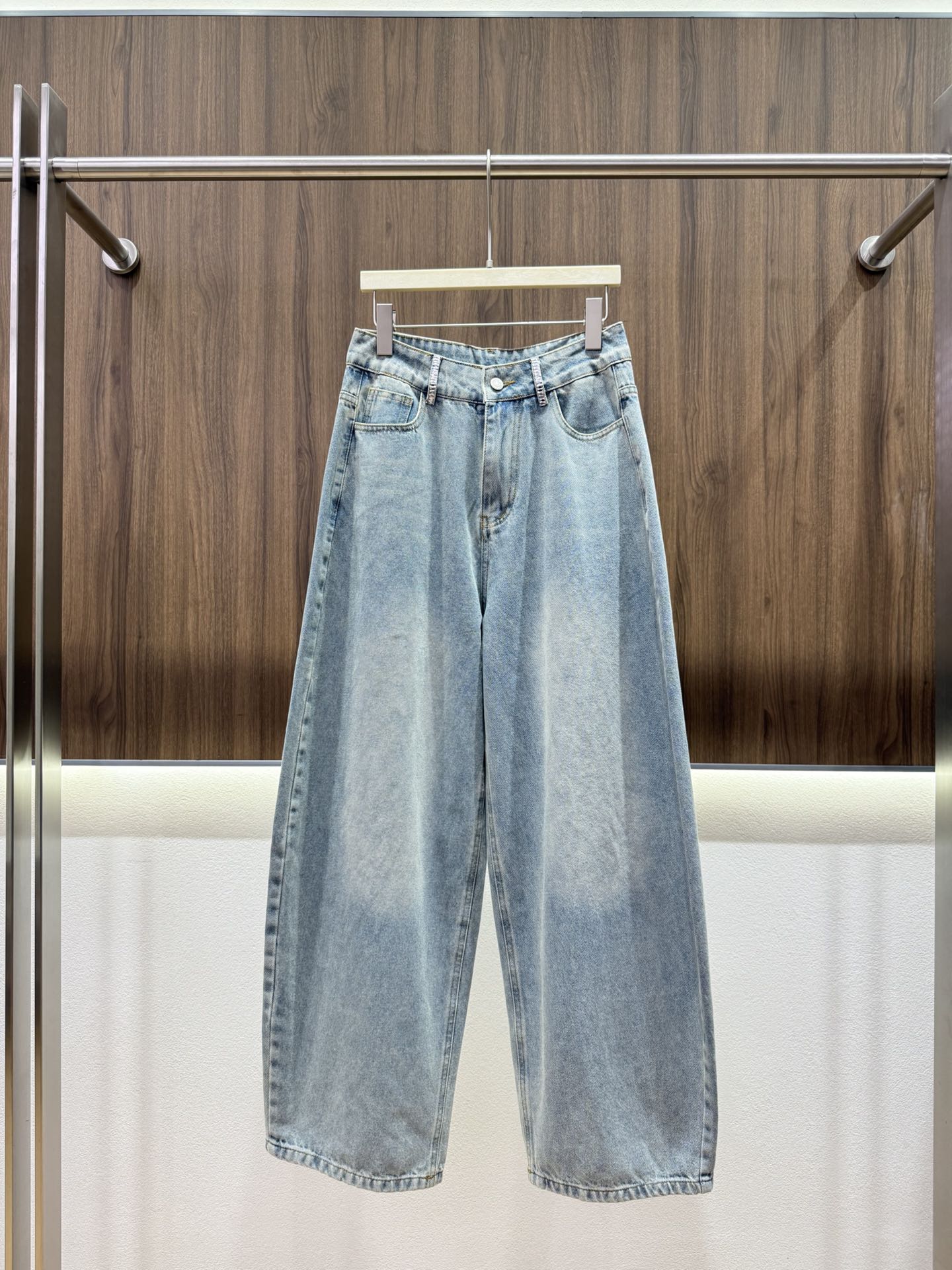 NO:867288,2026wang jeans with hot-drilled belt and distressed washing process make the overall retro feel super strong~ The hot-drilled design at the waistband is exquisite and compact, embellishing the whole details. Three-dimensional logo letter printing on the back pocket. The loose wide-leg version is very tolerant to all kinds of body types. It can be matched casually with ease. A must-have item. Monochrome SML,,jeans,198609092026wang腰带烫钻牛仔裤 做旧水洗工艺 让整体复古感超浓郁～ 腰带处烫钻设计 精致小巧 点缀整体 细节之处 后口袋处 logo立体字母印压 宽松阔腿版型 对各种身材包容性极佳 随意搭配都毫不费力 必入的一款单品 单色SML,,jeans,,Women's clothing