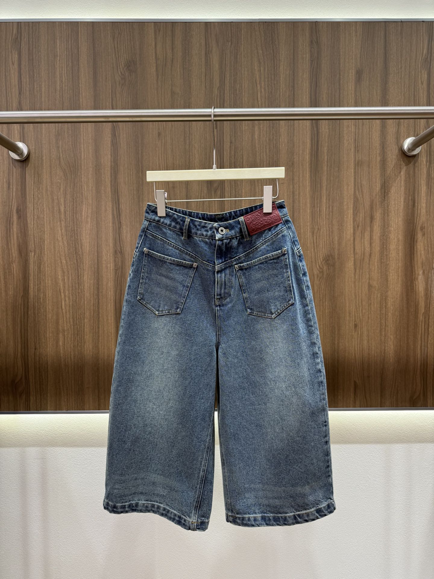 NO:799693,2026 summer avv leather brand three-quarter jeans, red leather brand design at the waist, visual highlights, enhance recognition, embroidered pattern on the back pocket, smooth and complicated lines, high waistline to optimize body proportions, three-quarter length to expose ankles, blue denim fabric, create a fresh spring atmosphere, casual and easy to wear in daily life, versatile style and personality, monochrome SML,,jeans,198609092026夏季avv皮牌七分牛仔裤 腰头处红皮牌设计 视觉亮点 提升辨识度 后背口袋绣花图案 线条流畅且繁复有致 高腰线优化身材比例 七分长度露出脚踝 蓝色牛仔面料 打造春日清新氛围感 日常随意休闲好穿 风格百搭又有个性 单色SML,,jeans,,Women's clothing