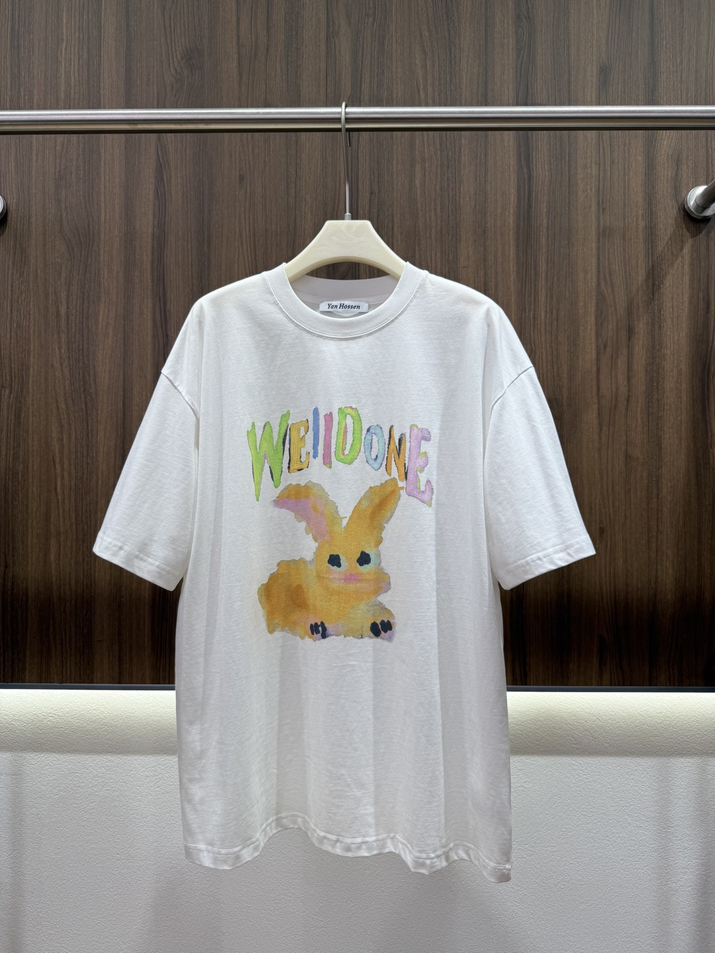 NO:799681,2026 summer well done cartoon graffiti T-shirt uses watercolor sfumato style bunny print. The color is soft and rich. It matches the brand logo. It is visually lively and healing. It has a sense of layering. The classic loose off-shoulder version is very tolerant to various body types. Pure cotton fabric is soft to the touch and skin-friendly. It is breathable and versatile. Two-color SML, tees, t-shirt,198609092026夏季 well done卡通涂鸦T恤 采用水彩晕染风兔子印花 色彩柔和丰富 搭配品牌logo 视觉上活泼又治愈 层次感 经典宽松落肩版型 对各种身材包容性极强 纯棉面料 触感柔软亲肤 透气性好且百搭好穿 两色SML,,tees，t-shirt,,Women's clothing
