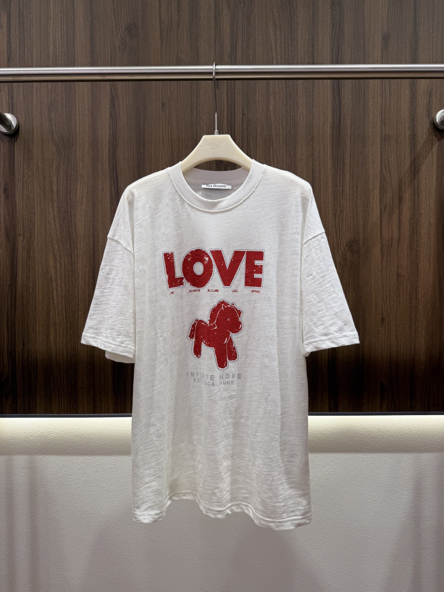 NO:799672,2026 Summer Mo&Co Cartoon Rhinestone T with 'LOVE Cartoon Pattern' as the core print, retro and age-reducing, outline edge Rhinestone design, full of sophistication, low-key and detailed. Made of slub cotton fabric, the upper body effect is breathable and comfortable, daily commuting, casual and casual, can be worn both inside and outside, practical and wearable, three-color SML,,198609092026夏季Mo&Co卡通烫钻T 以'LOVE卡通图案'为核心印花 复古又减龄 轮廓边缘烫钻设计 精致感十足 低调有细节 采用竹节棉面料 上身效果透气舒适 日常通勤 休闲随性 内搭外穿都 实穿性拉满 三色SML,,,Women's clothing