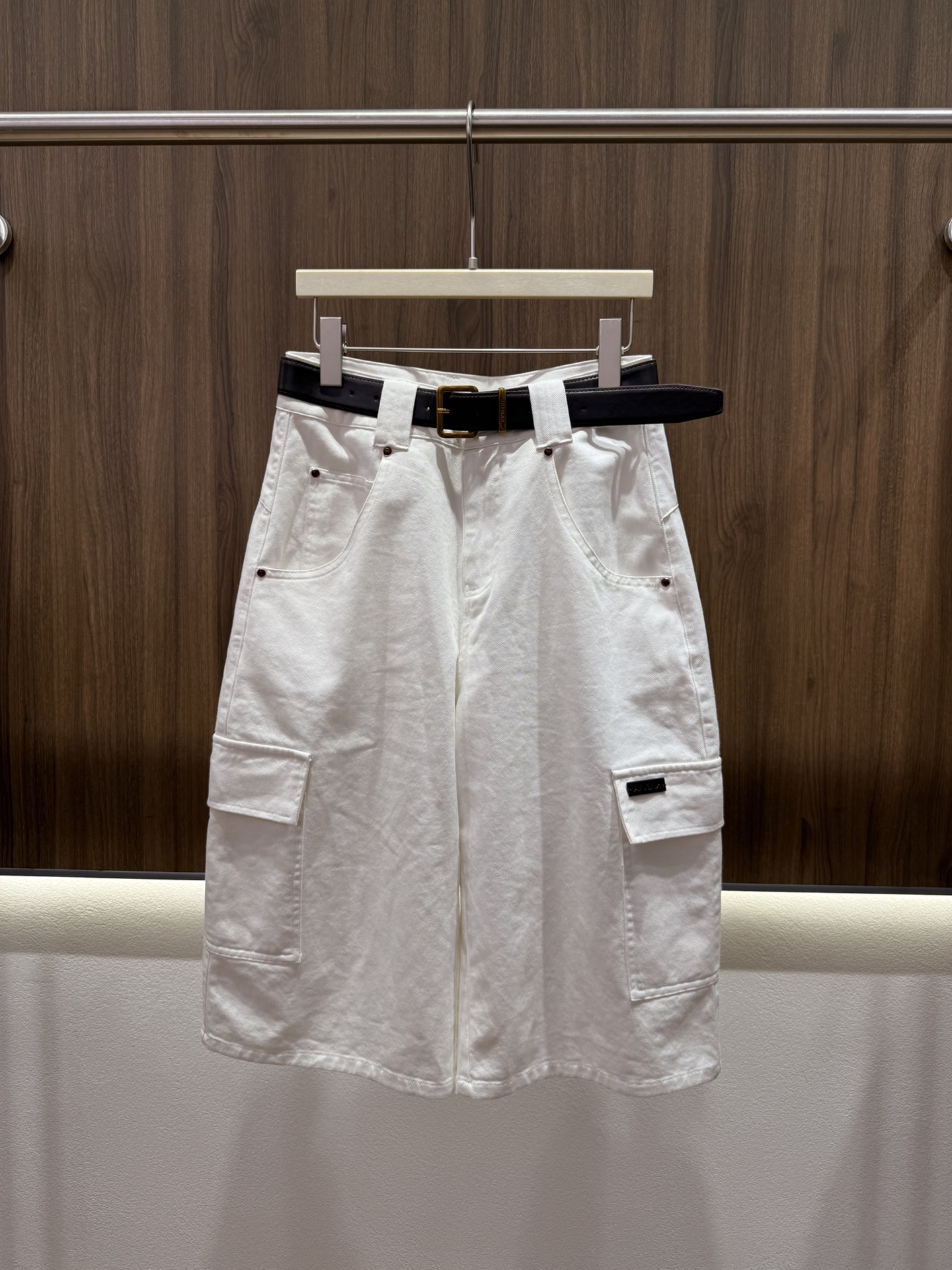 NO:799670,2026 summer avv workwear cropped jeans. Matched with a series of leather belts. The metal buckle design enhances the sense of sophistication. Three-dimensional large pockets on both sides of the trousers body. Both aesthetics and practicality. Coffee-colored cat eye turquoise studs on the front and back waist. Exquisite and compact. Cropped trousers cut. Loose trouser legs. Decorated with small area logo leather tags. The overall simplicity is not monotonous. It adds to the street atmosphere. Three-color SML,,jeans,198609092026夏季avv工装七分牛仔裤 搭配系列皮质腰带 金属扣设计提升精致感 裤身两侧立体大口袋 美观感与实用性并存 前后腰间咖色猫眼松石撞钉 精致小巧 七分裤剪裁 裤脚宽松 搭配小面积logo皮牌点缀 整体简约不单调 增添了街头氛围感 三色SML,,jeans,,Women's clothing