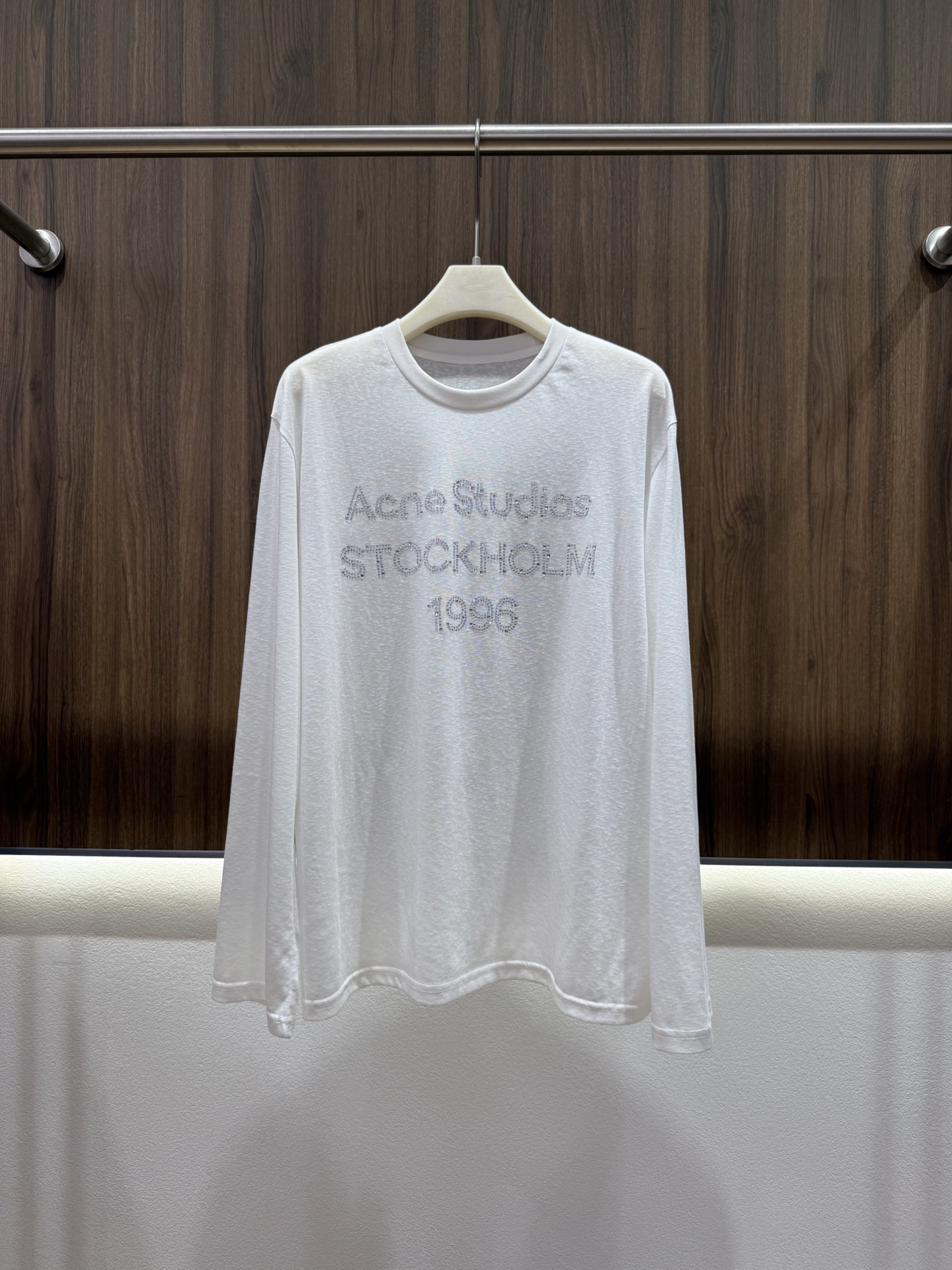 NO:801728,2026 summer acne sunscreen blouse with high-temperature diamond letters. Full of low-key sophistication. Made of light snowflake cotton fabric with strong drape. Comfortable and not sweaty. Round neck and loose fit design. Not picky about body shape. Relaxed to wear. Multi-color. Easy to wear in different styles. Taking into account sun protection and fashion. Five-color SML,,acne studios,198609092026夏季acne烫钻防晒罩衫 标志性高温烫钻字母 低调精致感满满 采用轻薄雪花棉面料 垂坠感强 舒适不闷汗 圆领宽松版型设计 不挑身材 松弛感穿搭 多色彩 轻松穿出不同风格 兼顾防晒与时髦 五色SML,,acne studios,,Women's clothing