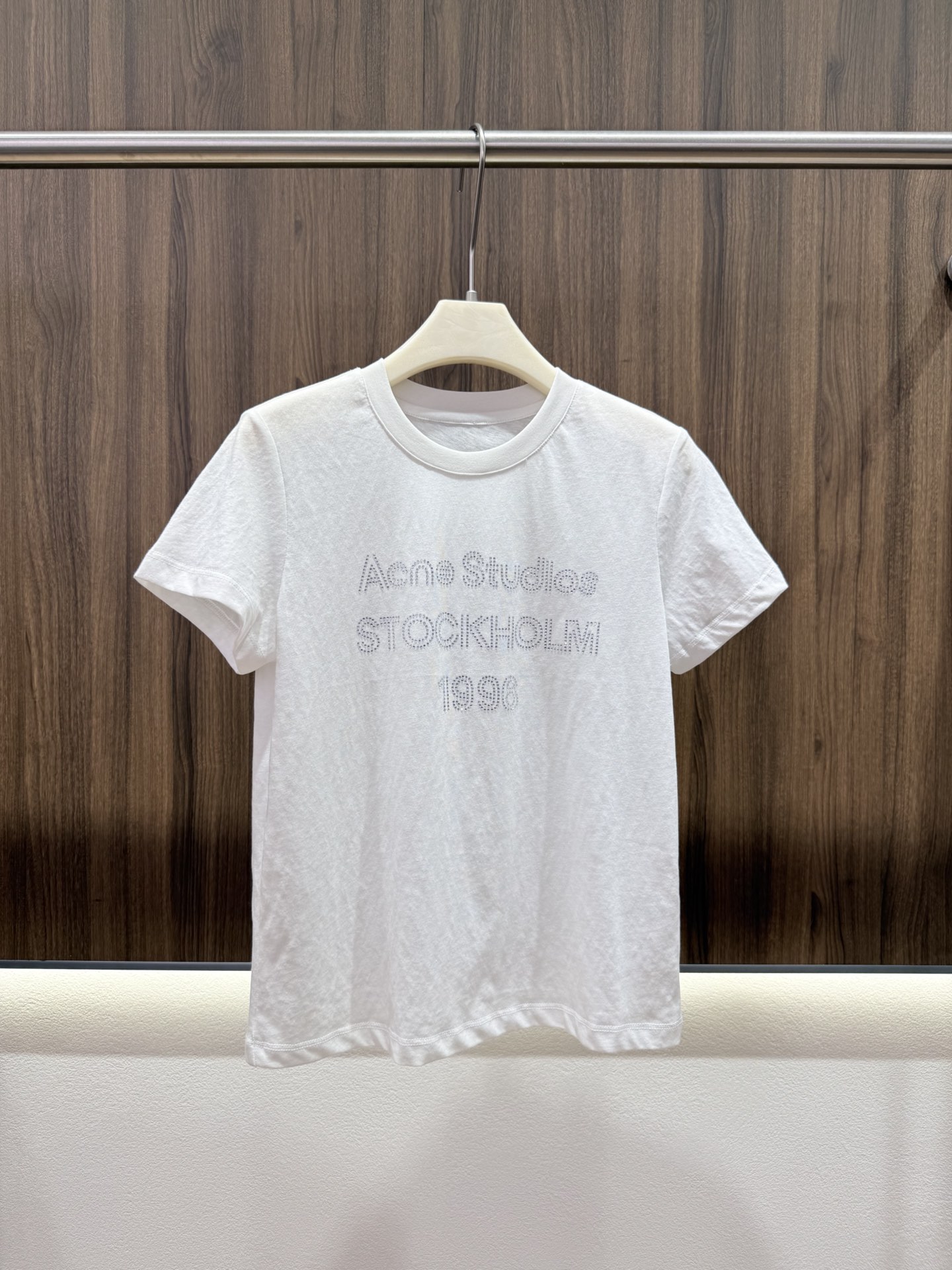 NO:802375,2026 summer acne hot-drilled small T. High-temperature hot-drilled process on the front. Low-key and exquisite. Snowflake cotton fabric. Excellent texture. Upper body comfort. Classic round neck and slim fit. Not picky about body shape. Neat and slim. Simple and textured for daily commuting. Versatile and easy to wear. Casual and fashionable. Four-color SML,,acne studios,198609092026夏季acne烫钻小T 正面采用高温烫钻工艺 低调精致 雪花棉面料 质感超赞 上身舒适度 经典圆领修身版型 不挑身材 利落显瘦 日常通勤简约又有质感 百搭好穿随性时髦 四色SML,,acne studios,,Women's clothing
