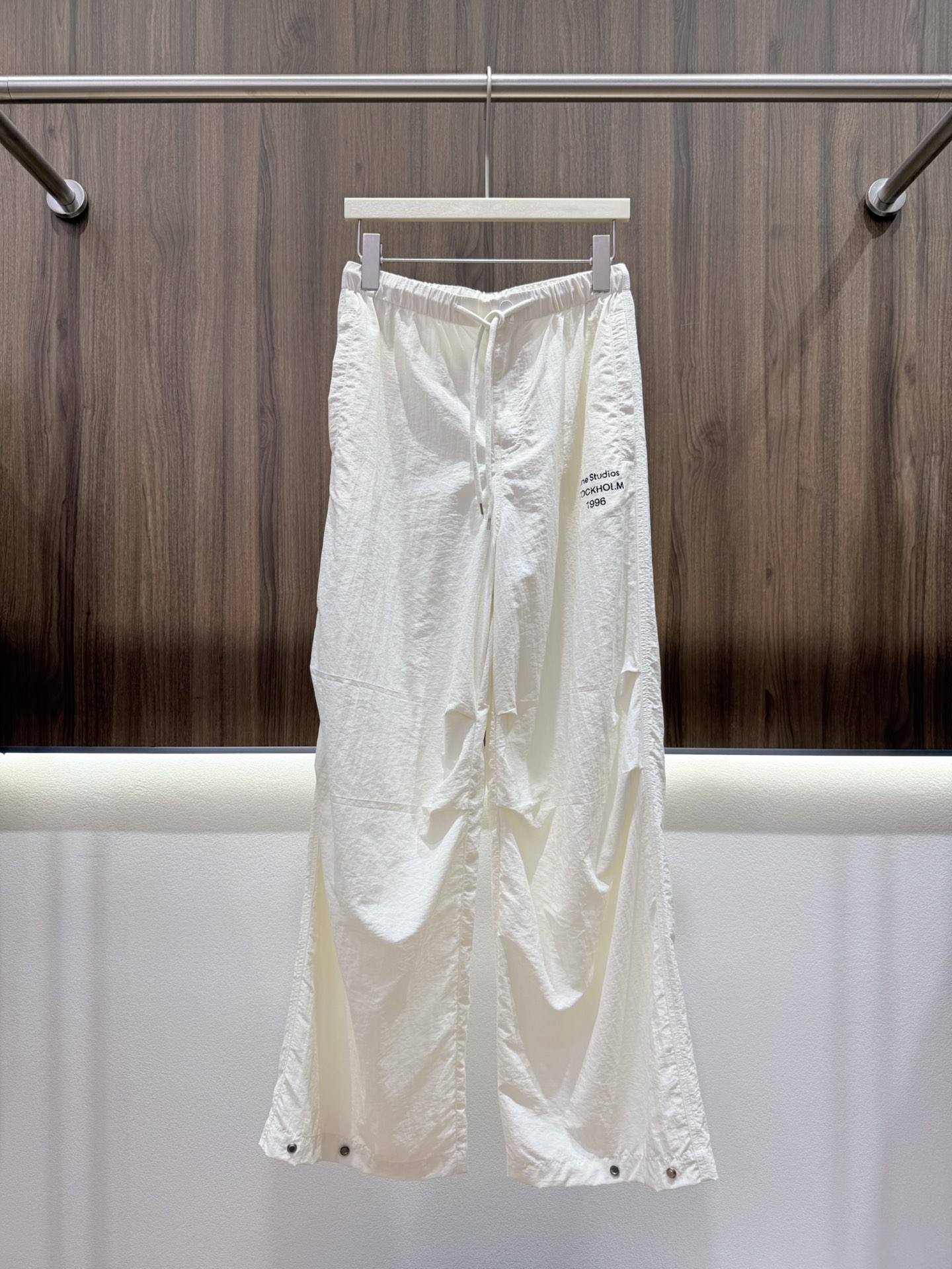 NO:844756,2026 summer Acne waist quick-drying overalls. 1996 printed letters on the pockets. Minimalist and high-end feel. Light and quick-drying textured fabric. Breathable and not stuffy. Summer must-have. Loose wide-leg knee pleats to modify leg shape. Lazy and casual. Elastic drawstring waist. Adjustable buttoned trouser legs. Free and unconstrained. Three colors SML,,acne studios,198609092026夏季Acne收腰速干工装裤 口袋处1996印花字母 极简高级感拉满 轻薄速干肌理面料 透气不闷 夏日必备 宽松阔腿膝部褶皱 修饰腿型 慵懒随性 松紧抽绳腰 可调节纽扣裤脚 自在无束缚 三色SML,,acne studios,,Women's clothing