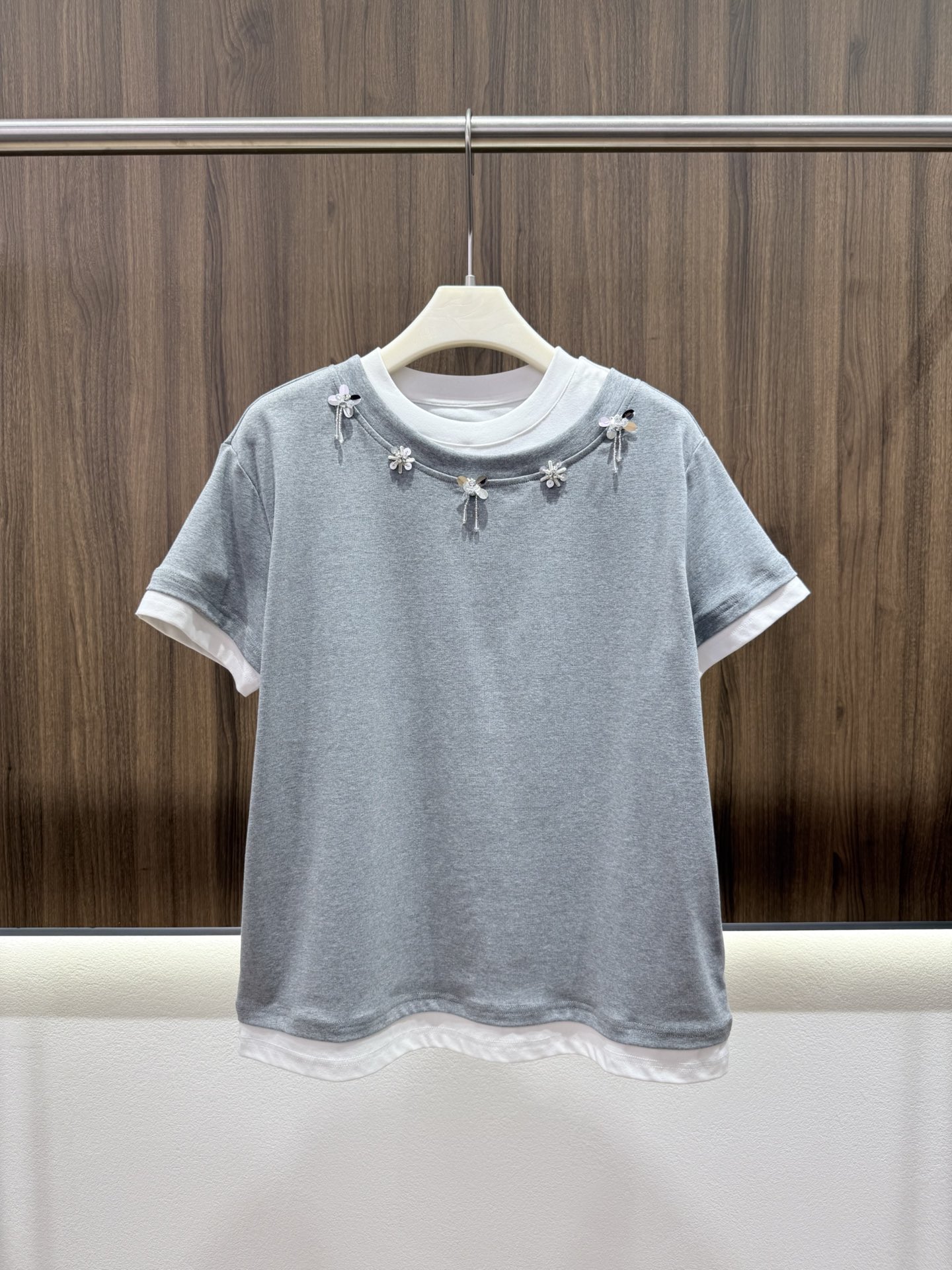 NO:799678,2026 summer fake two-piece beaded T-shirt. The fake two-piece design has a sense of layering. Effortless layering. The beaded flower tassel pendant on the neckline is exquisite and smart. The loose version hides the body and looks slim. It can be worn by all body types. It is gentle and age-reducing. It is perfect for daily commuting. It instantly enhances the sense of sophistication. Monochrome SML, tees, t-shirt,198609092026夏季假两件钉珠T恤 假两件设计自带叠穿感 不费力层次感搭配 领口的串珠小花流苏坠饰 精致又灵动 宽松版型藏肉显瘦 不挑各种身材都能穿 温柔又减龄 日常通勤都超 瞬间提升精致感 单色SML,,tees，t-shirt,,Women's clothing
