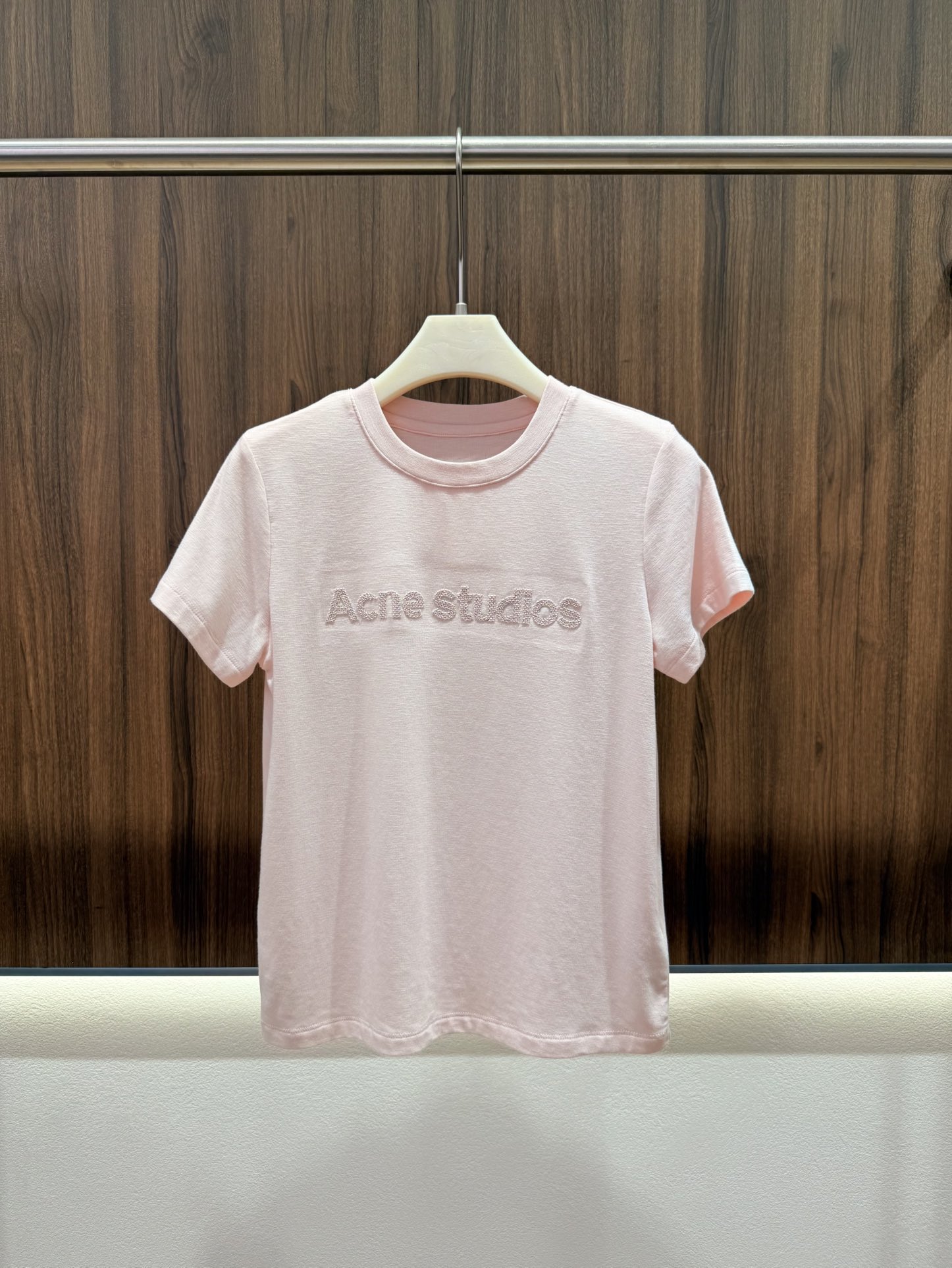 NO:802363,2026 summer acne sequin small T, seam sequin letters, new craftsmanship, low-key and fine glitter, slub cotton fabric, excellent comfort, no restraint on the upper body, not picky about the figure, overall body covering, slimming, modified body proportions, daily commuting, casual wear, simple and relaxed, easy to control, four-color SML,,acne studios,198609092026夏季acne亮片小T 线缝亮片字母 工艺焕新 低调细闪 竹节棉面料 舒适度极佳 上身无束缚 不挑身材 整体遮肉显瘦 修饰身材比例 日常通勤 休闲穿搭 简约松弛 轻松驾驭 四色SML,,acne studios,,Women's clothing