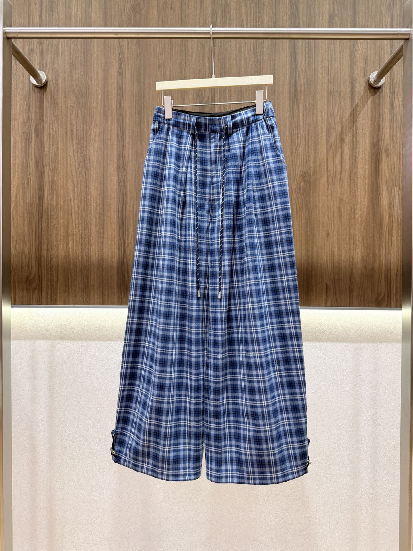 NO:805462,2026 Summer Ruifan blue and white plaid wide-leg pants. Retro blue and white plaid. Classic and durable. Full atmosphere. Drawstring waistband + waist loop design. Can be loosened or tightened. Easy to fit. High waist and wide legs. Covers the flesh and looks slim. Lengthens the leg line. Adjustable drawstring at the trouser legs. Two pants to wear. Full sense of style. Pure cotton fabric. Smooth and breathable. Refreshing and burden-free in summer. Daily commuting. Casual outing. Retro and relaxed. Easy to control.  Monochrome SML,,198609092026夏季芮范蓝白格纹阔腿裤 复古蓝白格纹 经典耐看 氛围感拉满 抽绳腰头+腰袢设计 可松可紧 自在适配 高腰大阔腿 遮肉显瘦 拉长腿线 裤脚可调节抽绳 一裤两穿 造型感十足 纯棉面料 垂顺透气 夏日清爽无负担 日常通勤 休闲出街 复古松弛 轻松驾驭 单色SML,,,Women's clothing