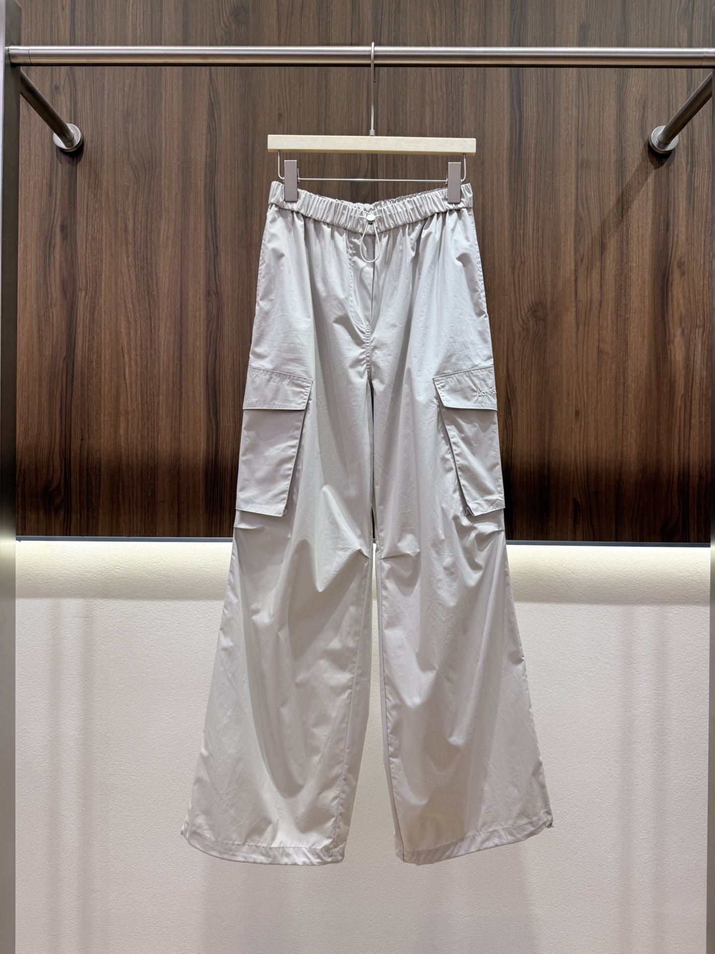 NO:802369,2026 summer Acne work wide-leg pants. Large pockets on both sides are designed with embroidered logos to embellish the whole body. High-density quick-drying work wear fabric. Stiff and stylish. Texture is online. Elastic drawstring waistband. Does not tighten the waist and abdomen. Free and unrestricted. High waist and wide legs. Covers the flesh and looks slim. Elongates the leg line. Daily commuting. Casual outing. Light outdoor. Full sense of relaxation. Three colors SML,,acne studios,198609092026夏季Acne工装阔腿裤 两侧大口袋设计刺绣logo点缀整体 高密速干工装面料 挺括有型 质感在线 松紧抽绳腰头 不勒腰腹 自在无束缚 高腰大阔腿 遮肉显瘦 拉长腿线 日常通勤 休闲出街 轻户外 松弛感拉满 三色SML,,acne studios,,Women's clothing