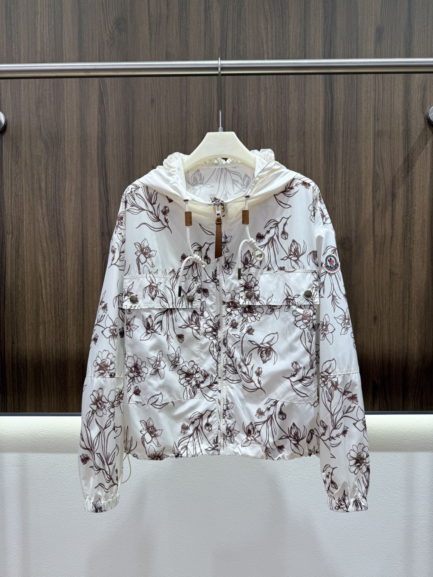 NO:800754,2026 summer Mengjia floral hooded sun protection clothing. Exclusively customized floral fabrics. Excellent quality. Custom-made buttons with leather rope head details. Small embroidered labels on the shoulder sleeves to enhance brand recognition. Drawstring design at the hem. Casual elastic concave shape ~ Loose and short silhouette. Hidden flesh and slimming. Optimized proportions. Straightforward to wear in summer. Suitable for casual and fashionable wear. Monochrome SML,,hats,198609092026夏季蒙家花卉连帽防晒服 独家定制花卉面料 品质超赞 开模定制钮扣皮质绳头细节点缀 肩袖上刺绣小标 提升品牌辨识度 下摆抽绳设计 随意松紧凹造型～ 宽松短款廓形 藏肉显瘦 优化比例 直接一件入夏 休闲时尚穿搭兼具 单色SML,,hats,,Women's clothing