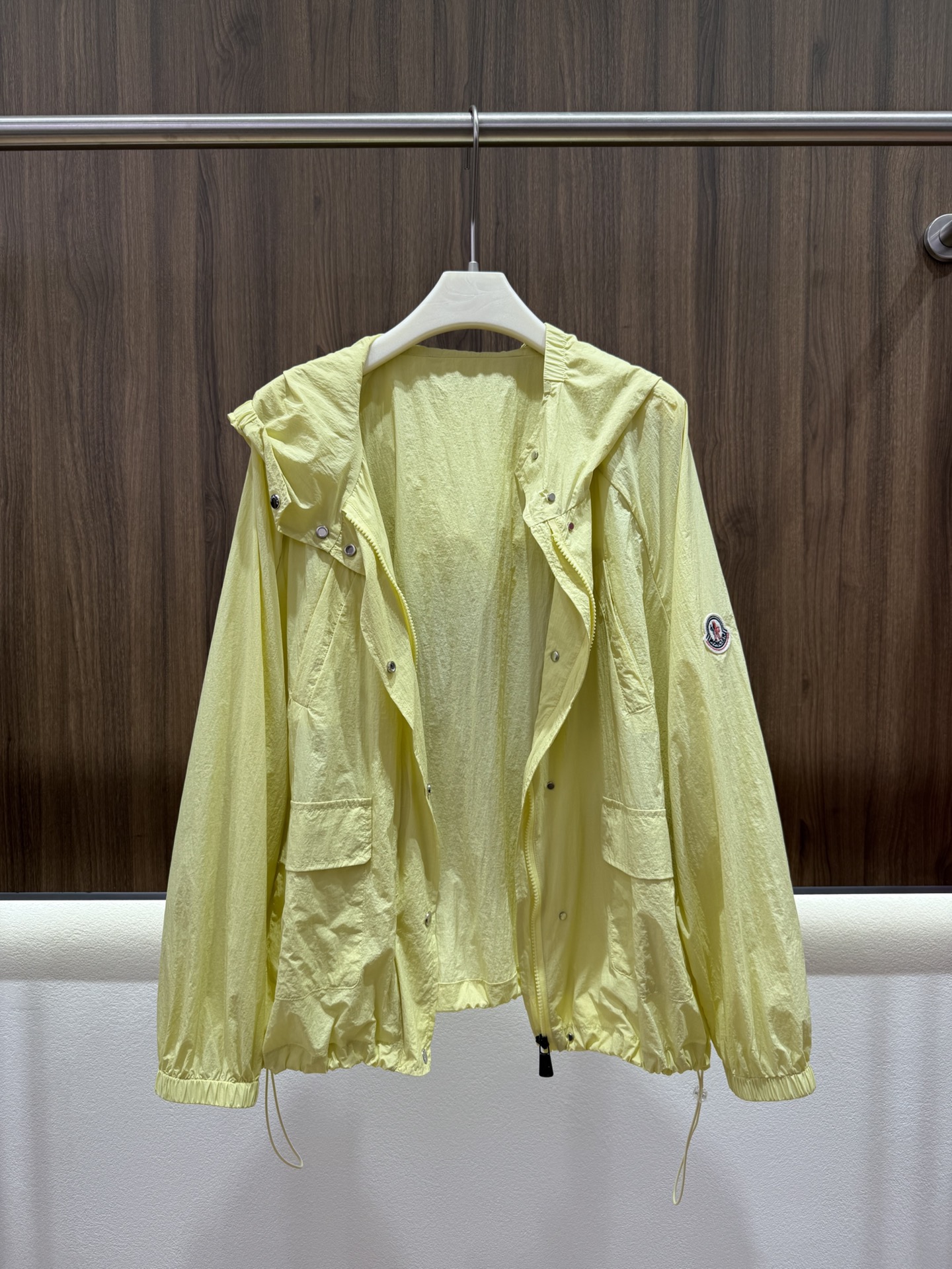 NO:800751,2026 Summer Mengjia Pocket Sun Protection Clothing Elastic hooded zipper snap closure Easy to put on and take off Iconic logo badge on the left sleeve to enhance recognition Large pocket design Takes into consideration both practicality and fashion styling Exclusively customized fabrics with an icy feel on the upper body Excellent comfort Loose and large silhouette Hidden flesh and slimming Easily create a sense of relaxation Three-color SML,,hats,198609092026夏季蒙家口袋防晒服 松紧连帽拉链按扣开合 穿脱便捷 左袖标志性logo徽章标 提升辨识度 大口袋设计 兼顾实用性与时尚造型感 独家定制面料 上身自带冰感 舒适度超赞 宽松大廓形 藏肉显瘦 轻松打造松弛感 三色SML,,hats,,Women's clothing