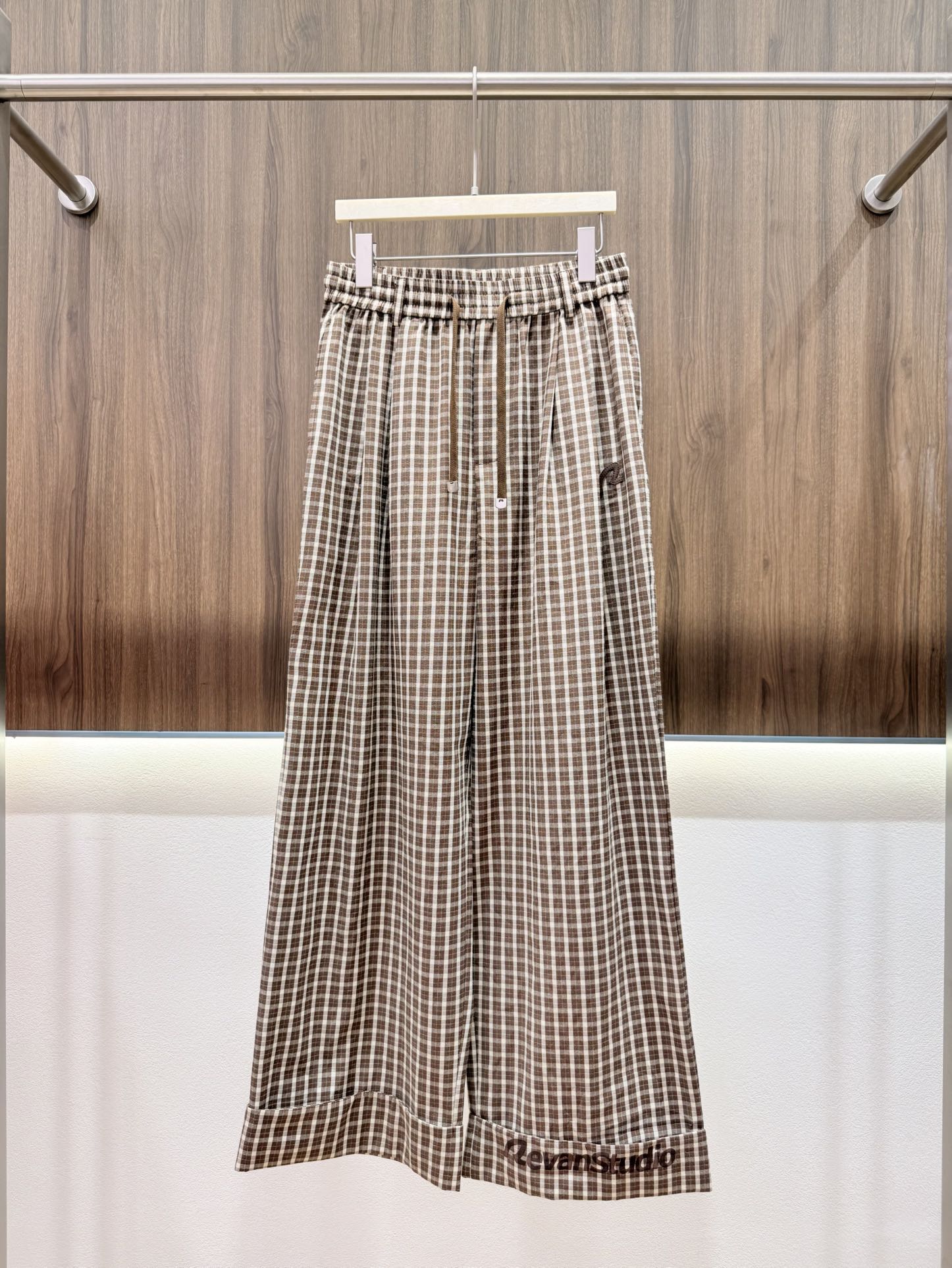 NO:801215,2026 Summer Ruifan Plaid Casual Pants Classic plaid design ~ Retro relaxed feeling directly pulled up. Combined with the drawstring waistband embroidered logo and curled trouser leg design. The unique printed logo on the foot enhances the overall detail texture to create a relaxed and casual style with brand tone. Two-color SML,,198609092026夏季芮范格纹休闲裤 经典格纹设计～复古松弛感直接拉满 结合抽绳腰头刺绣标识与卷边裤脚设计 独特脚口的印花标识提升整体细节质感 打造轻松休闲又具品牌调性的穿搭风格 两色SML,,,Women's clothing