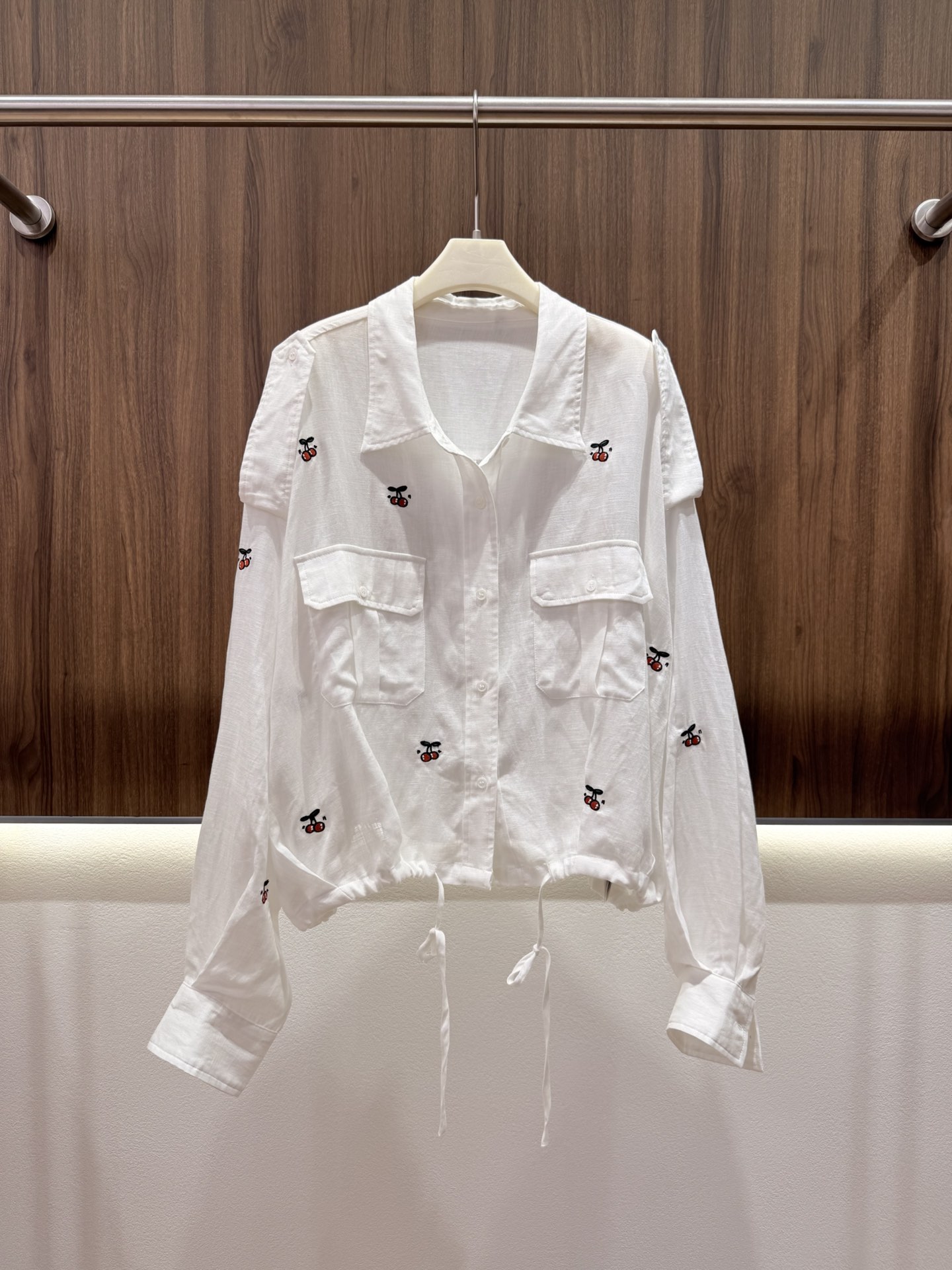 NO:802896,2026 summer style Wuya cherry embroidered work shirt. Tencel linen blend with cool and breathable texture. All-over cherry embroidery. Sweet but not greasy smart details. Double pocket work style + hem drawstring design. Sun protection. Daily wear. Full sense of relaxation. Suitable for commuting/dating/traveling. Two colors launched. Two colors SML, shirts,198609092026夏款 乌丫樱桃刺绣工装衬衫 天丝亚麻混纺 自带凉感透气肌理 满幅樱桃刺绣 甜而不腻的灵动细节 双口袋工装感+下摆抽绳设计 防晒日常一衣两穿 松弛感拉满 通勤/约会/出游都适配 两色推出 两色 SML,,shirts,,Women's clothing