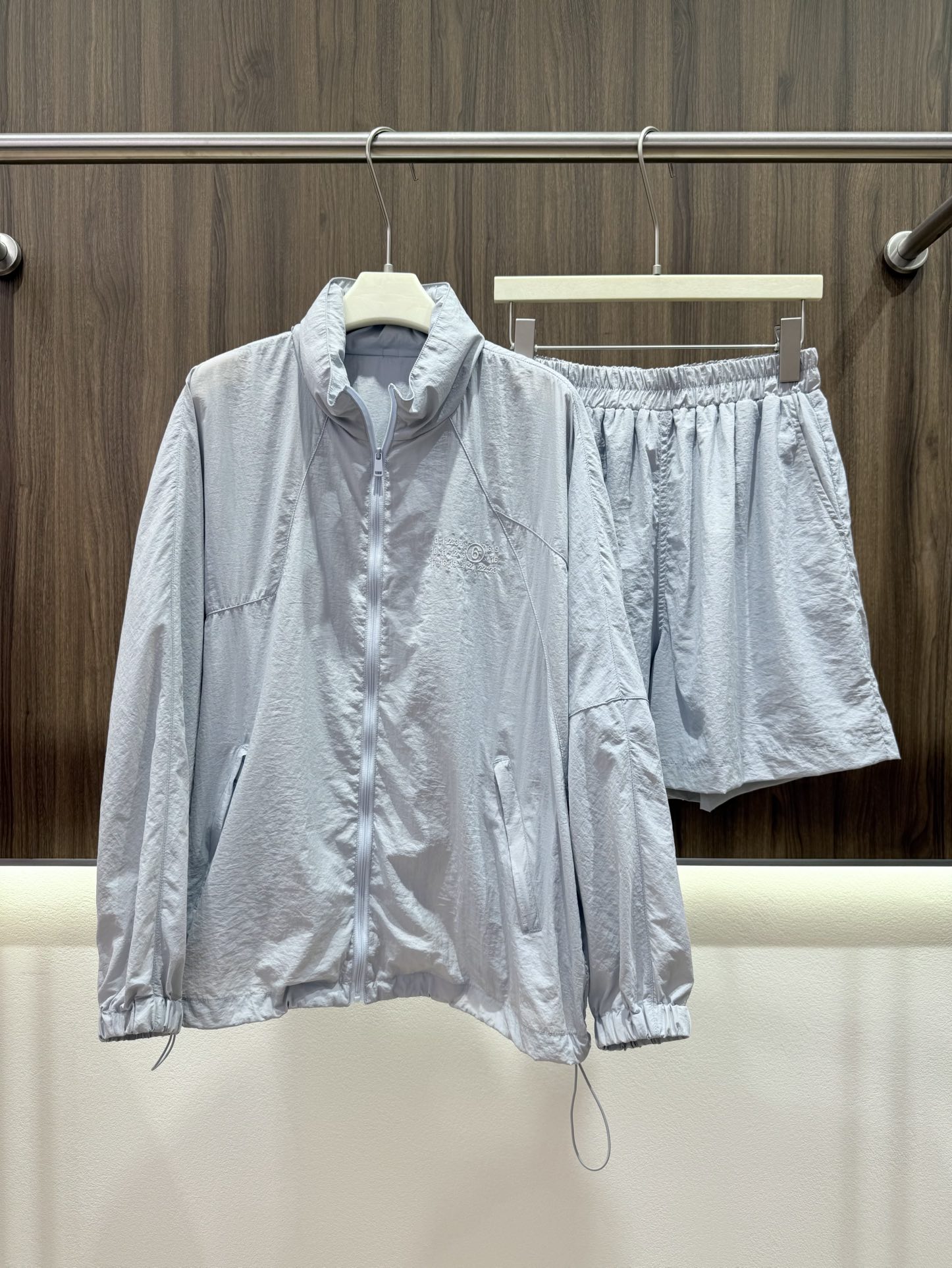 NO:802919,2026 Summer Margiela clean version sun protection suit Lightweight and breathable sun protection fabric Blocks ultraviolet rays High sun protection and breathable fabric Cool and not sweaty Stand-up collar zipper design + loose dropped shoulders Hidden body and slimming Digital embroidery + drawstring hem Cool and flattering Loose silhouette does not flatter your figure Same color shorts + elastic waist A set to unlock the sense of relaxation Necessary for lazy people to wear Commuting - travel - sports - suitable for all scenes Two colors  SML,,masion margiela,shorts,198609092026夏款 马吉拉净版防晒套装 轻量透气防晒面料 阻隔紫外线 高倍防晒透气面料 凉感不闷汗 立领拉链设计+宽松落肩 藏肉显瘦 数字刺绣+抽绳下摆 酷感拉满 宽松廓形不挑身材 同色系短裤+松紧腰头 一套解锁松弛感 懒人穿搭必备 通勤—出游—运动—全场景适配 两色 SML,,masion margiela,shorts,,Women's clothing