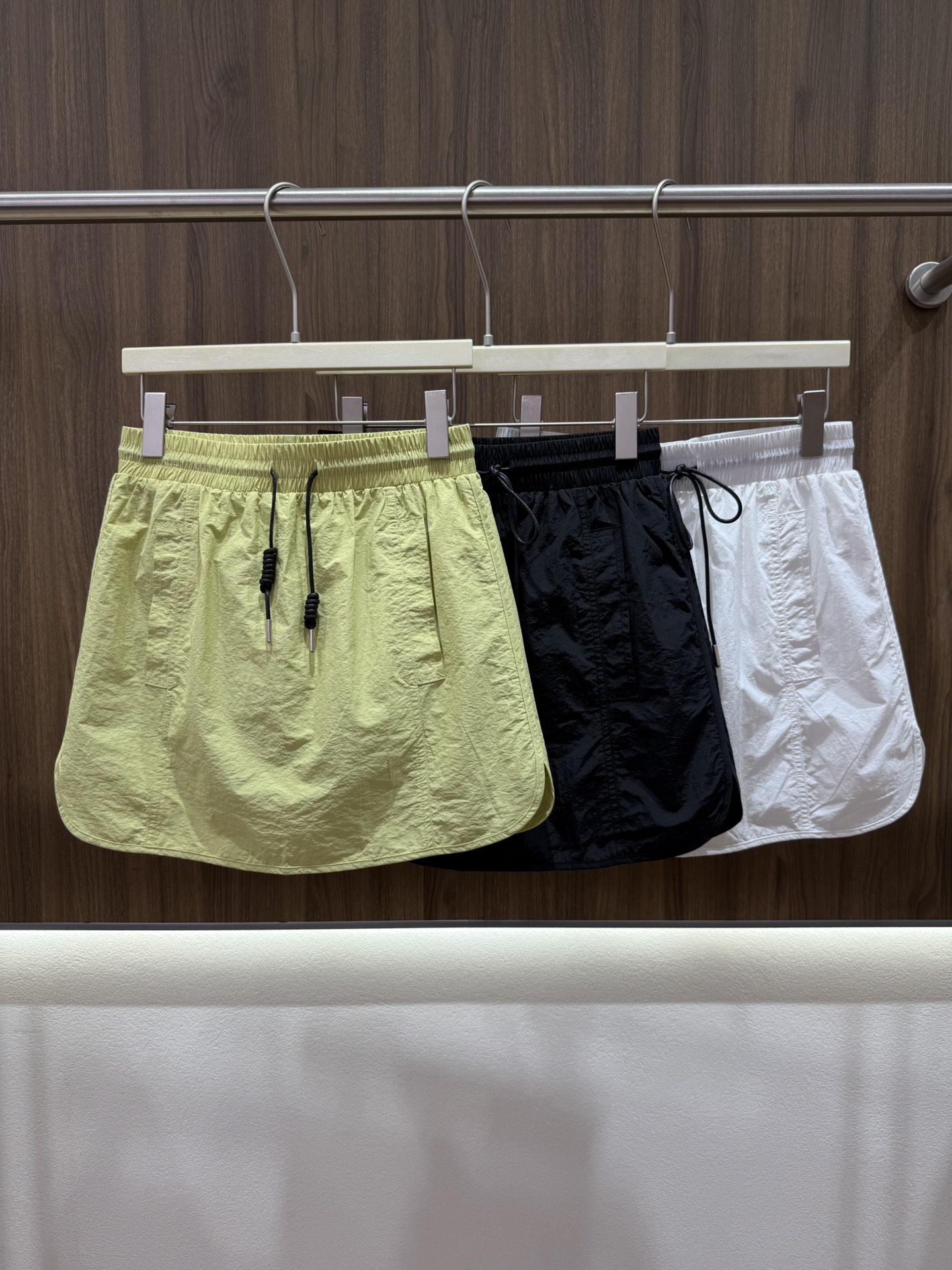 NO:802916,2026 summer style Versatile quick-drying mini skirt High-density quick-drying breathable fabric Light as a cloud Long-lasting wear without burden A-line loose silhouette Covers the crotch and hides flesh Super friendly to pear-shaped figures Drawstring elastic waist Curved hem Practical and beautiful at the same time Top-notch stress-free tool Minimalist and brilliant One skirt can be worn for many purposes Commuting, traveling, sports, dating Easily manage various scenes The best item for the whole summer Three-color SML  XL,,skirts,198609092026夏款 百搭速干小半裙 高密速干透气面料 轻如云朵 久穿无负担 A字宽松廓形 遮胯藏肉 对梨形身材超友好 抽绳松紧腰 弧形下摆 实用与颜值并存 顶级搭配无压力神器 极简且出彩 一裙多穿 通勤、出游、运动、约会 轻松驾驭各种场景 包揽整夏天的最佳单品 三色 SML XL,,skirts,,Women's clothing