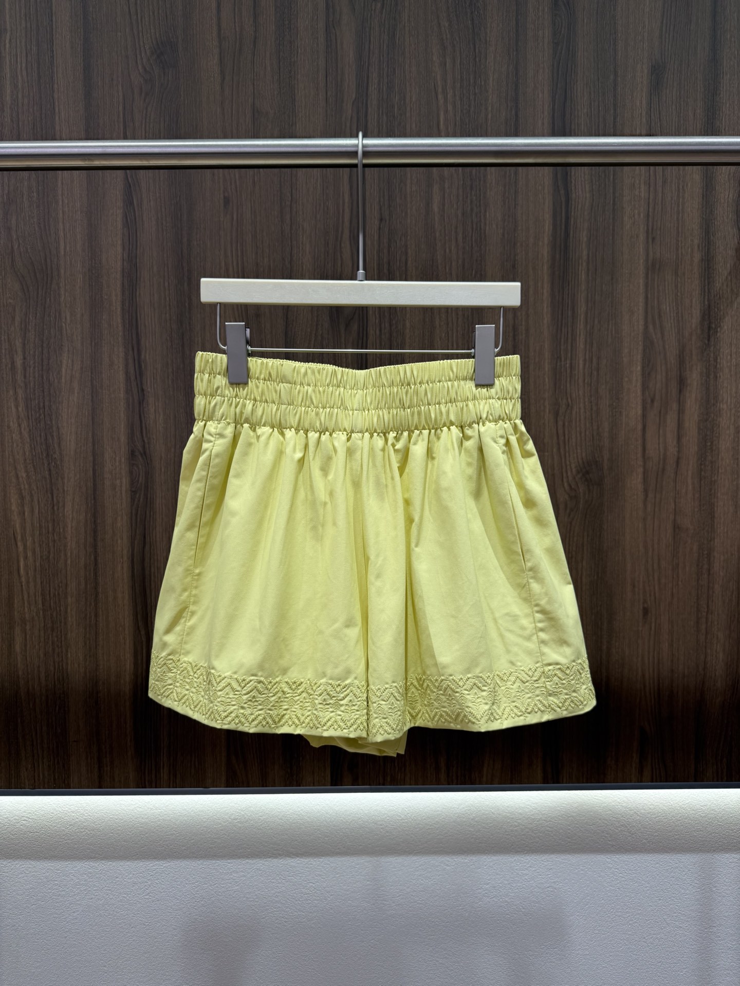 NO:803616,2026 summer style elastic waist embroidered bud shorts, only for the summer with a full sense of looseness. High-density cotton fabric. Breathable and not stuffy. Elastic bud waistband. Does not tighten the waist and does not block the hips. Heavy embroidery on the trouser legs. Full sense of detail. A-line wide hem version. It hides the flesh and makes you slim without picking up the figure. The color is high-end and white. The upper body makes the legs look longer. Suitable for all summer wear. Versatile artifact body.  Suitable for daily commuting/vacation travel/casual outings. Four colors SM (relaxed fit. S can be worn up to about 130 pounds,,shorts,198609092026夏款 松紧腰刺绣花苞短裤 松弛感拉满的夏日限定 高密棉感面料 透气不闷汗 松紧花苞腰头 不勒腰不卡胯 裤脚重工刺绣 细节感拉满 A字阔摆版型 藏肉显瘦不挑身材 色调高级显白 上身立显大长腿 适配所有夏日穿搭 百搭神器本体 日常通勤/度假出游/休闲出街都可 四色 SM（版型松弛 S可穿至130斤左右,,shorts,,Women's clothing
