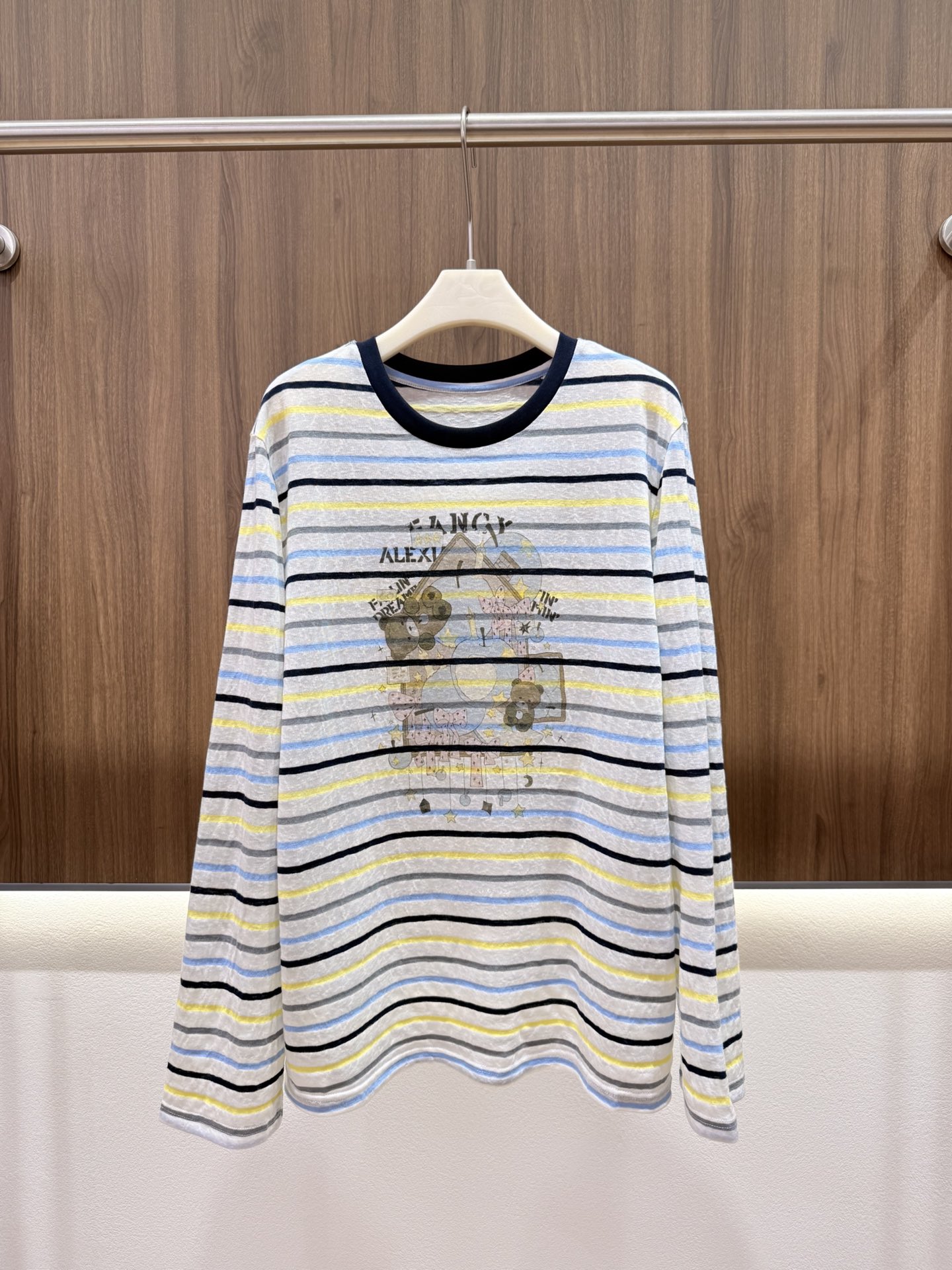 NO:806203,2026 Summer Striped Bear Print T. Fun bear graffiti printing technology on the front. Childlike and age-reducing. Contrast stripe splicing. The colors are soft and fresh. Visually not monotonous. Made of snowflake cotton fabric. The upper body is light and comfortable. No pressure for daily wear. Full of relaxing atmosphere. Two-color SML,,198609092026夏季条纹小熊印花T 正面趣味小熊涂鸦印花工艺 童趣减龄 撞色条纹拼接 色彩柔和清新 视觉上不单调 采用雪花棉面料 上身轻薄舒适感极佳 日常穿搭毫无压力 松弛氛围感拉满 两色SML,,,Women's clothing